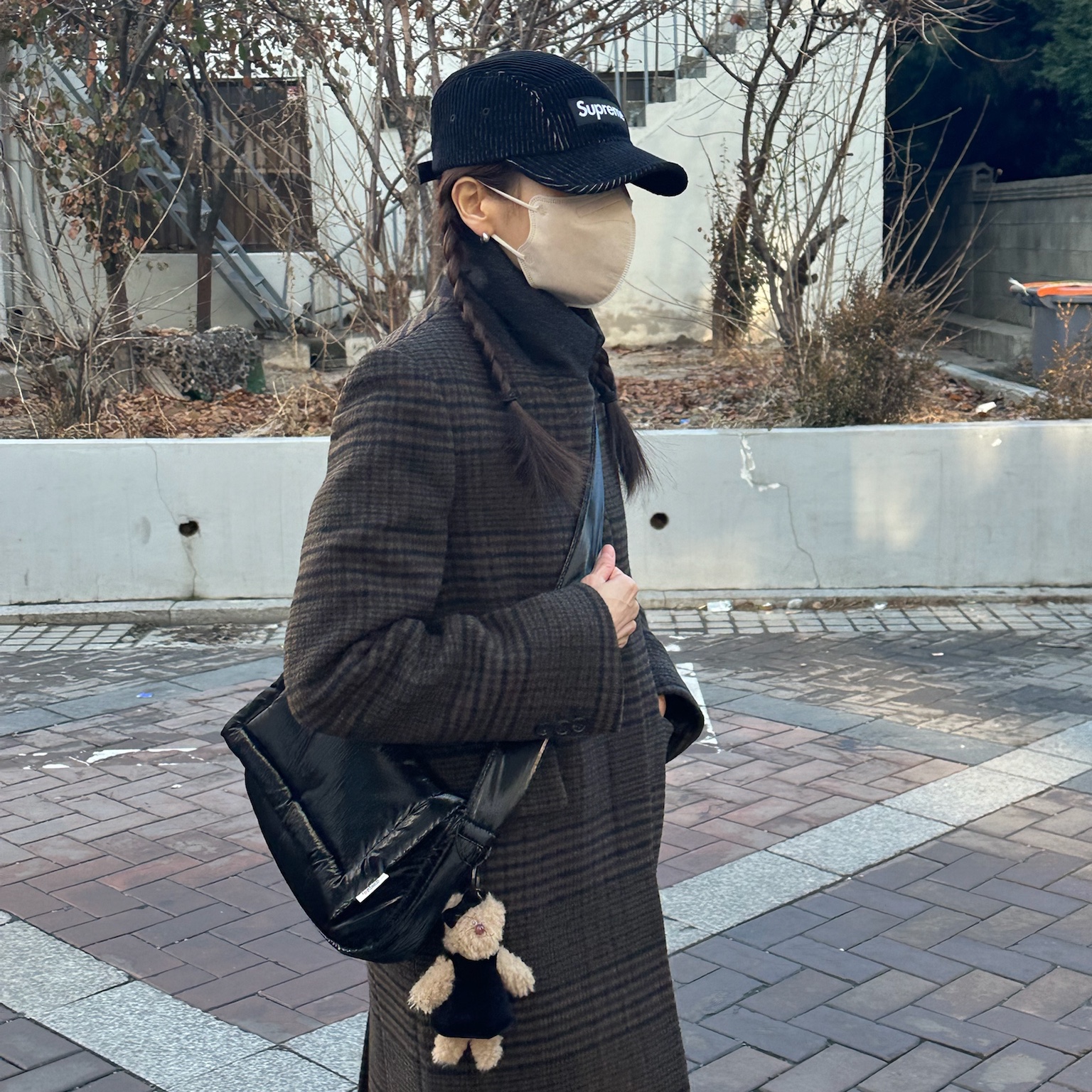 Supreme 2-Tone Corduroy Camp Cap Black - 23SS 착용 스타일