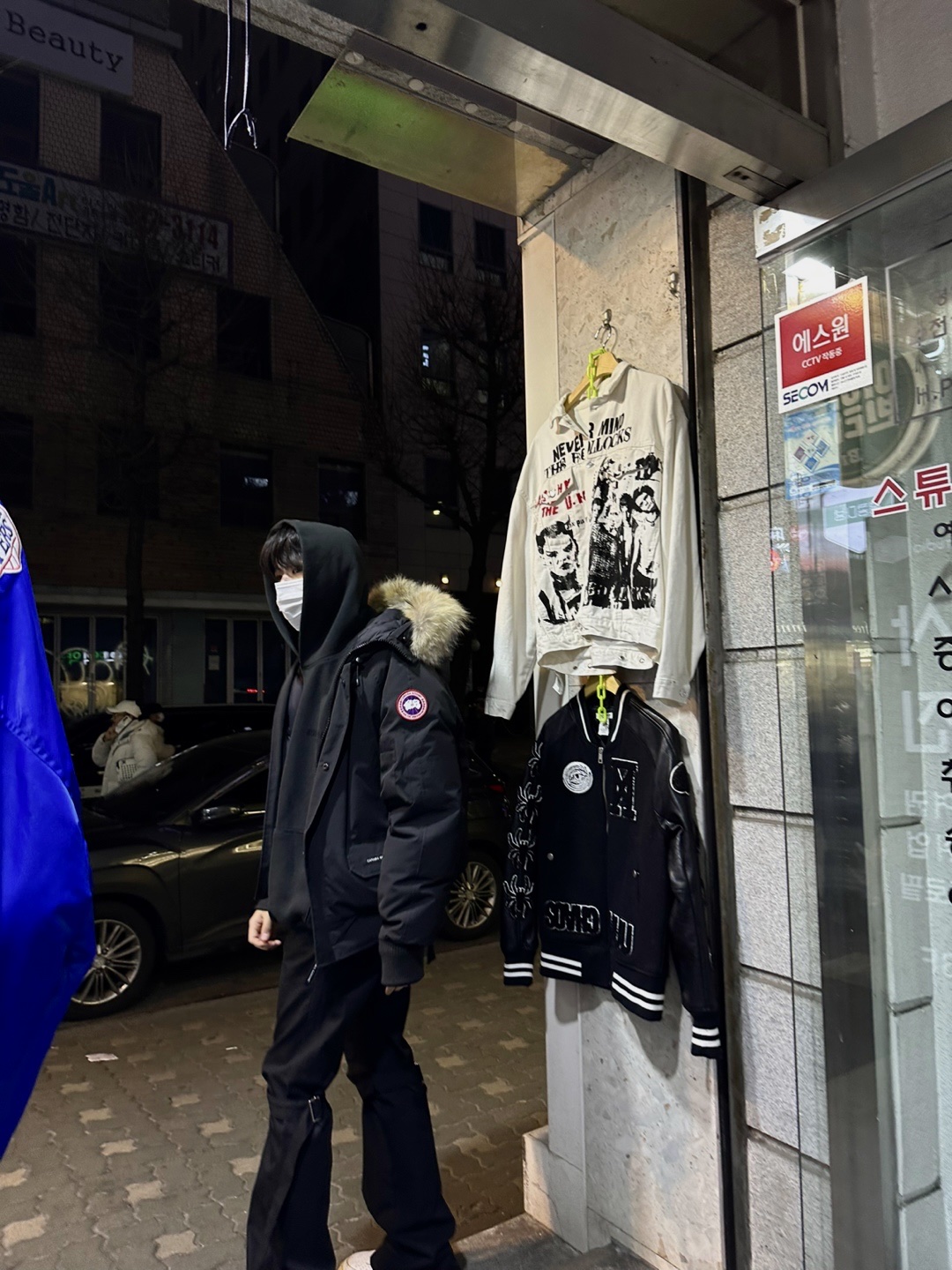 Essentials Logo Hoodie - 22FW, (W) Canada Goose Chilliwack Bomber Black 착용 스타일 - 3