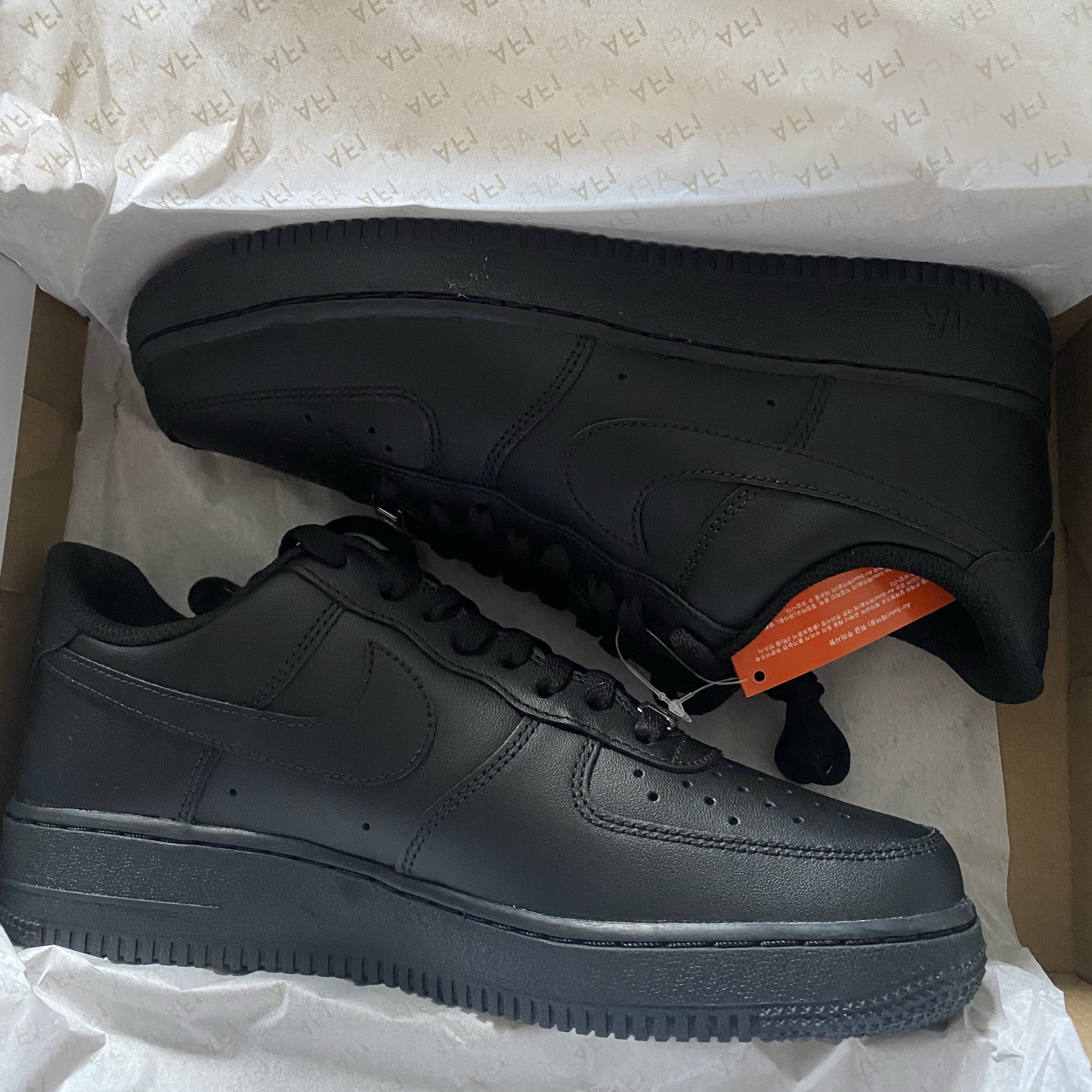 Nike Air Force 1 '07 Low Triple Black 착용 스타일