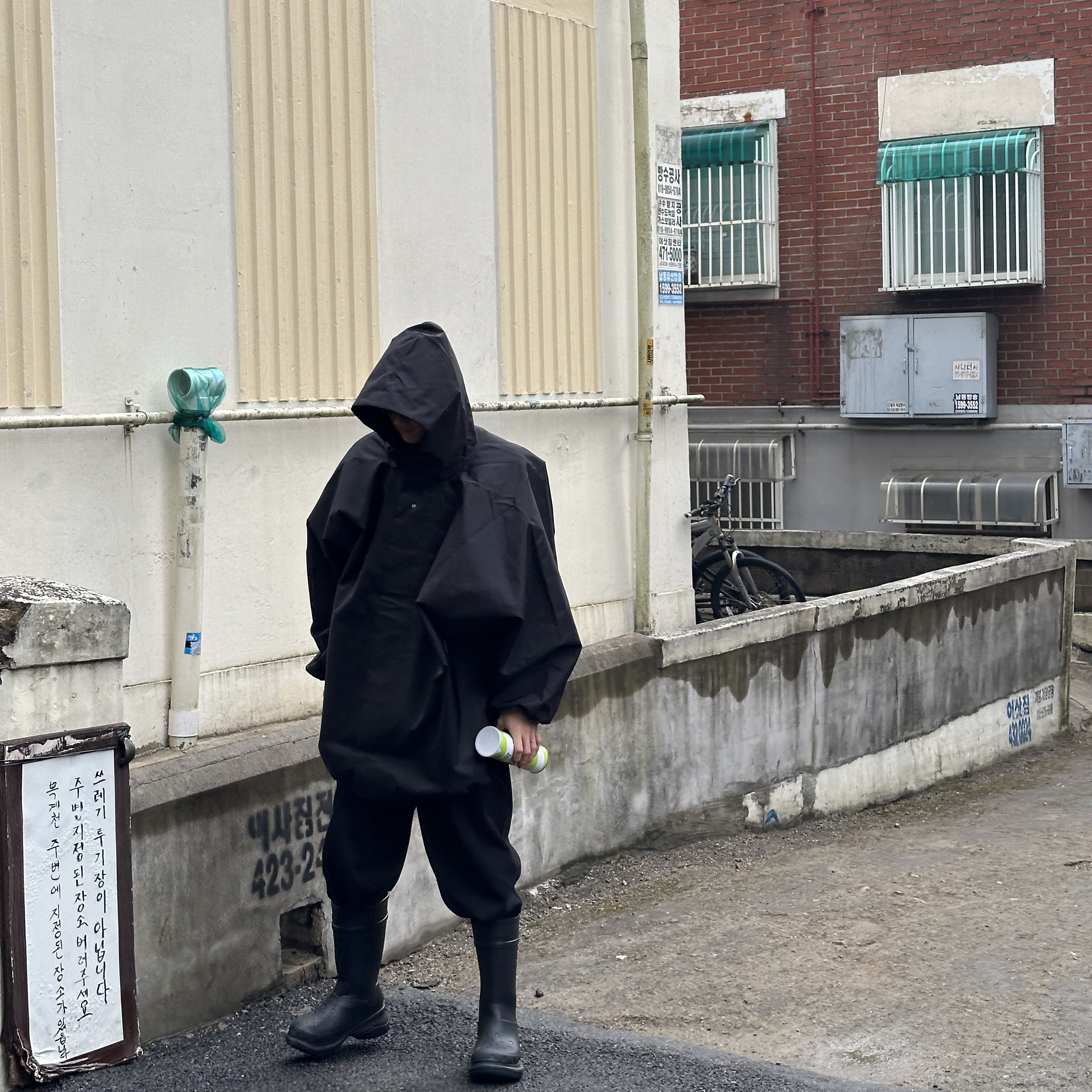 Yeezy Gap Engineered By Balenciaga T-Cut Parka Black, Balenciaga x Crocs Rubber Boot Black 착용 스타일 - 2