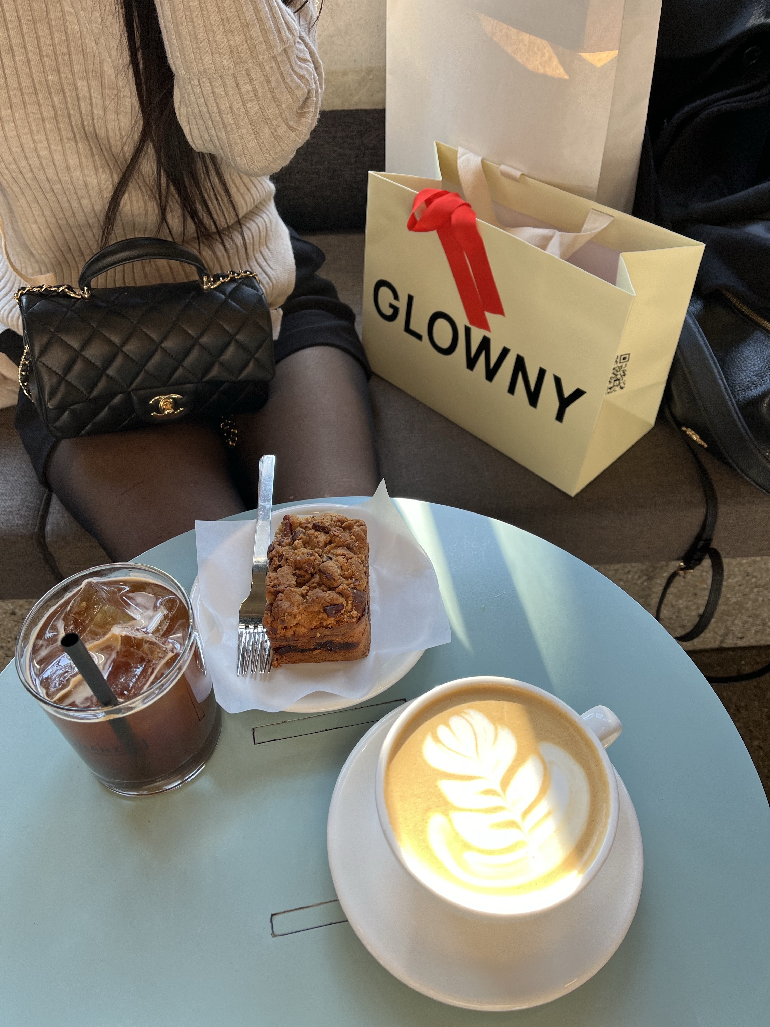 Chanel Mini Flap Bag with Top Handle Lambskin & Gold Black, (W) Glowny Isa Asymmetrical Knit Top Oatmeal 착용 스타일 - 3