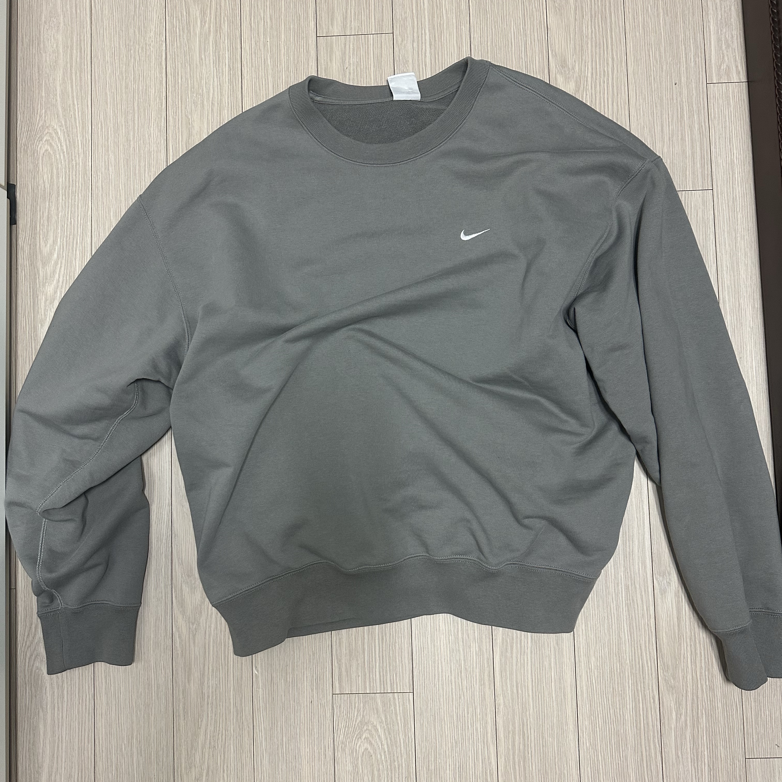 Nike Solo Swoosh French Terry Crew Flat Pewter - Asia 착용 스타일