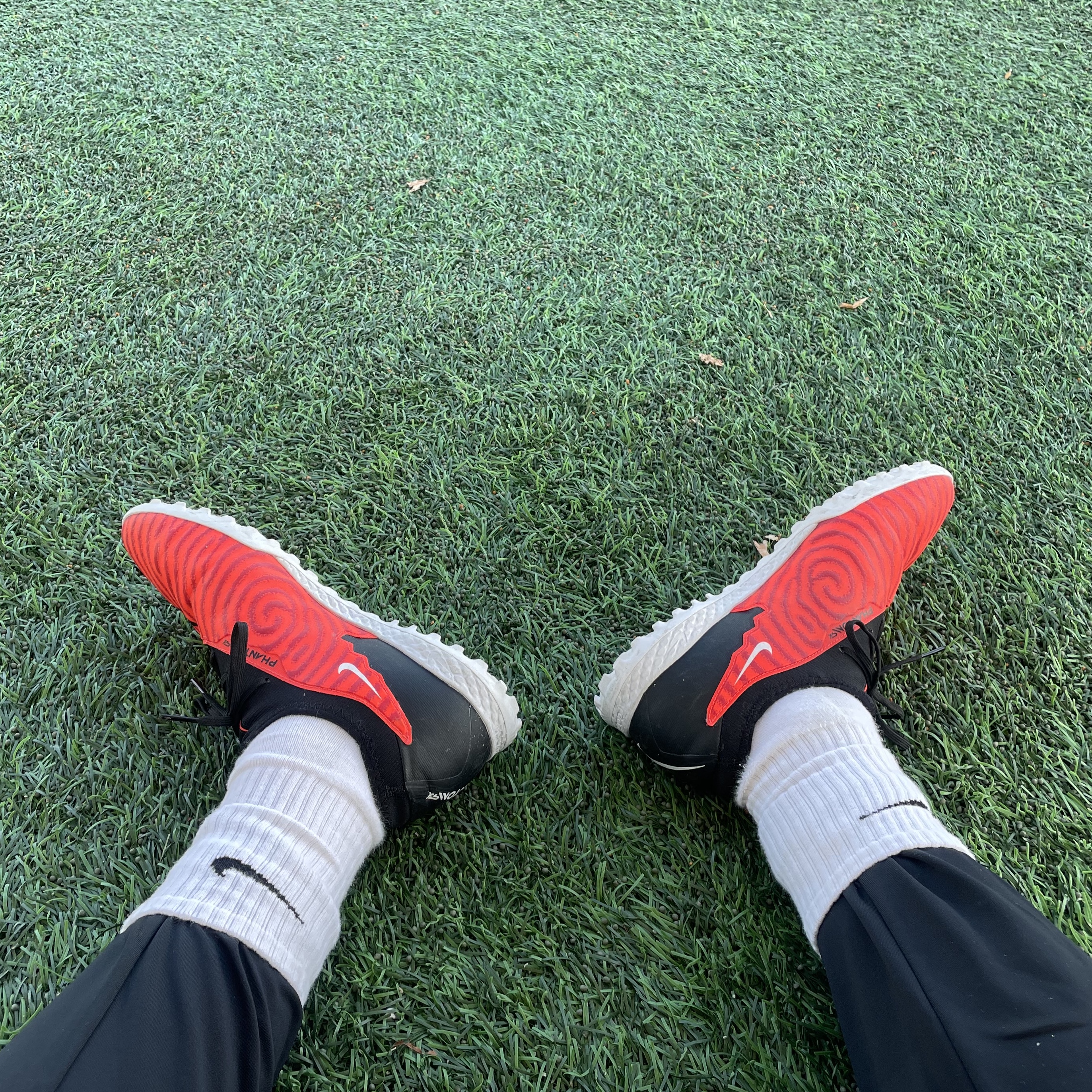 Nike React Phantom GX Pro TF Bright Crimson Black 착용 스타일