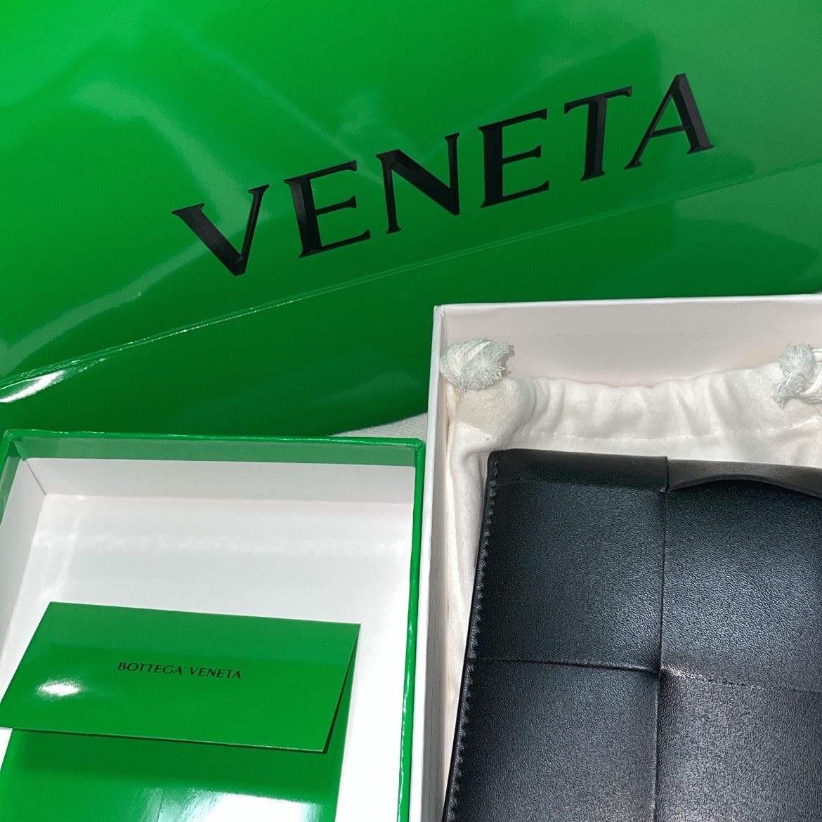 Bottega Veneta Bi-Fold Wallet Black 착용 스타일 - 1