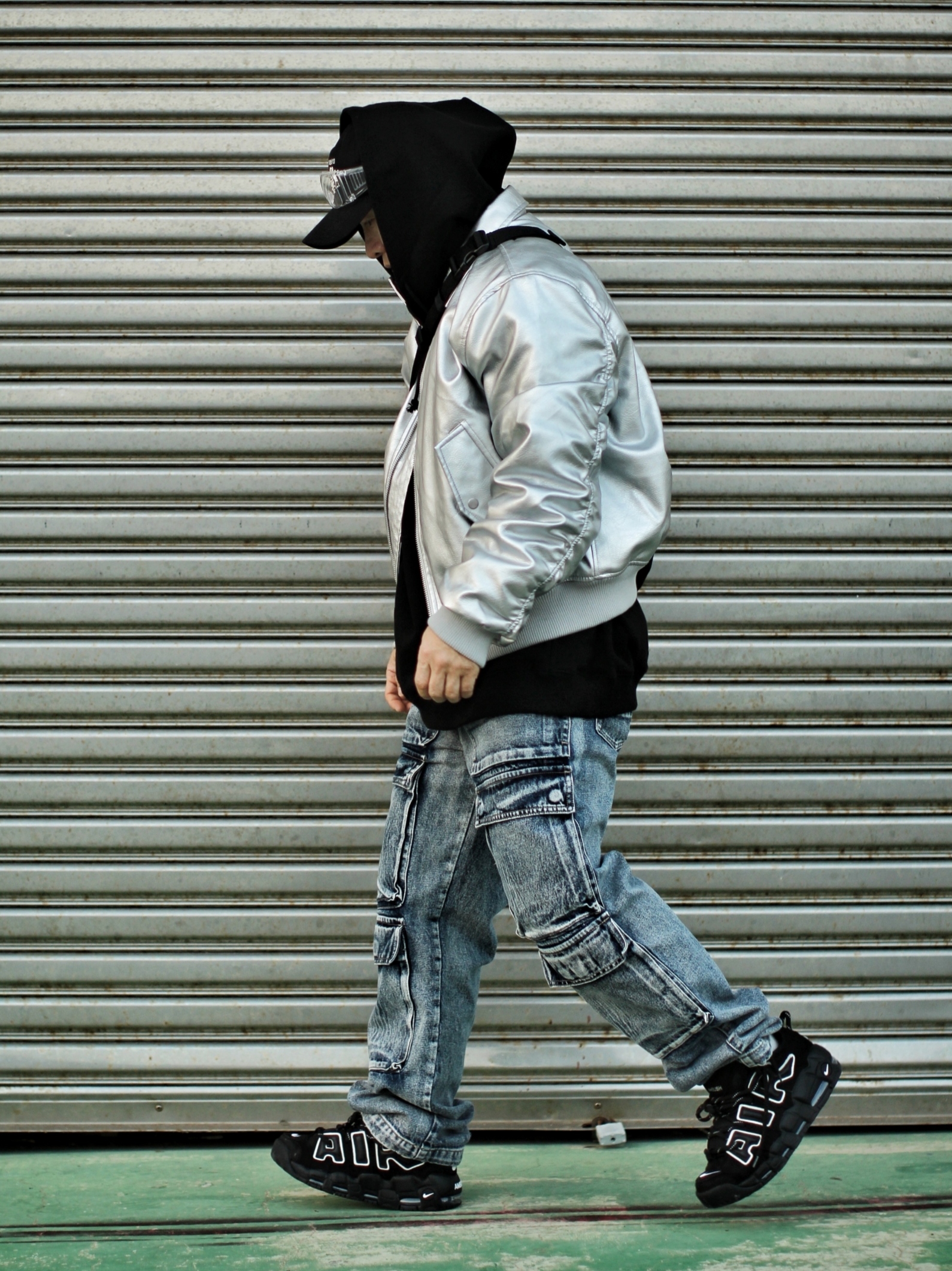 Nike x Ambush Air More Uptempo Low Black and White, Darkr8m Studio Upside Down Silver Logo Cap 착용 스타일 - 3