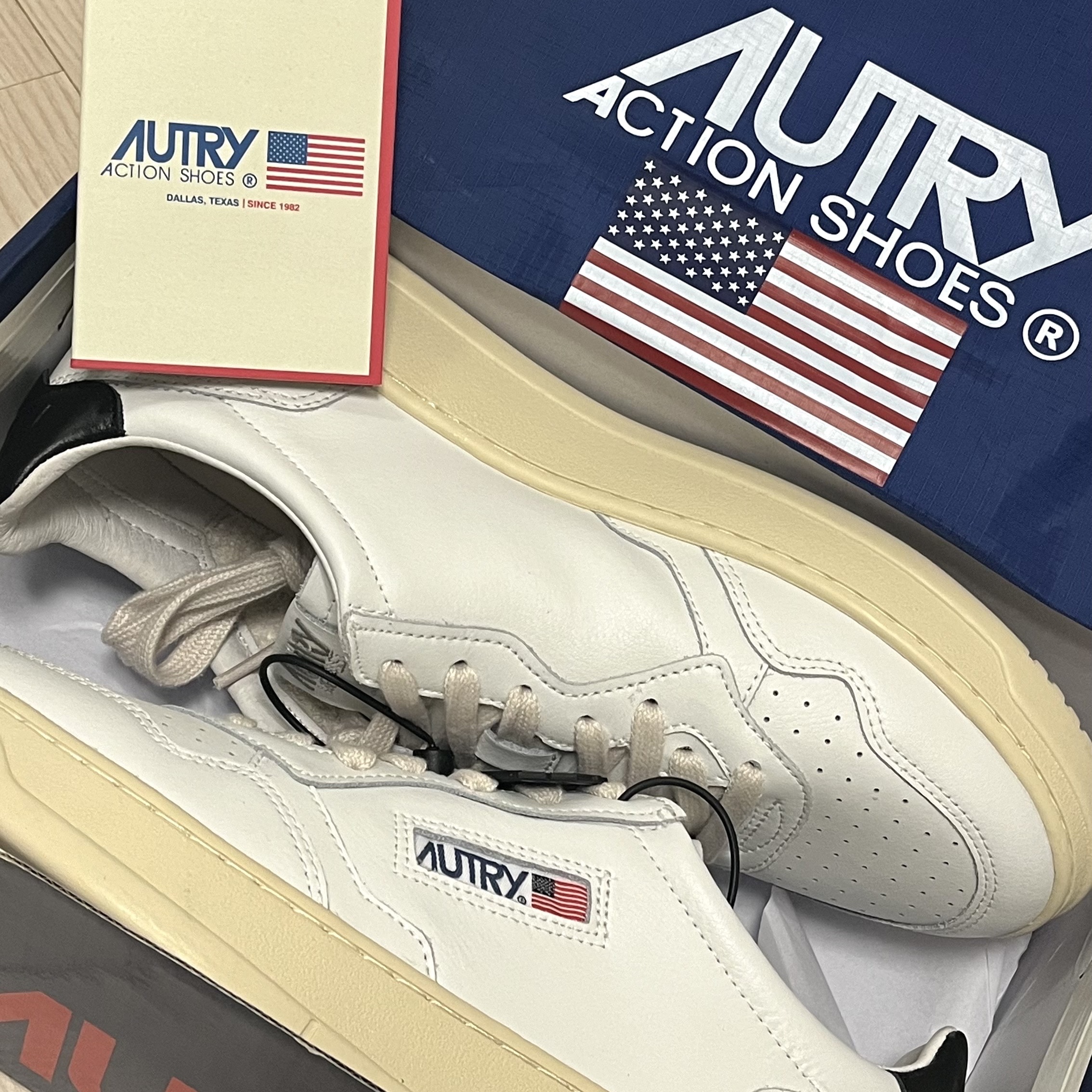 Autry Medalist Low Leather Sneakers White Black 착용 스타일