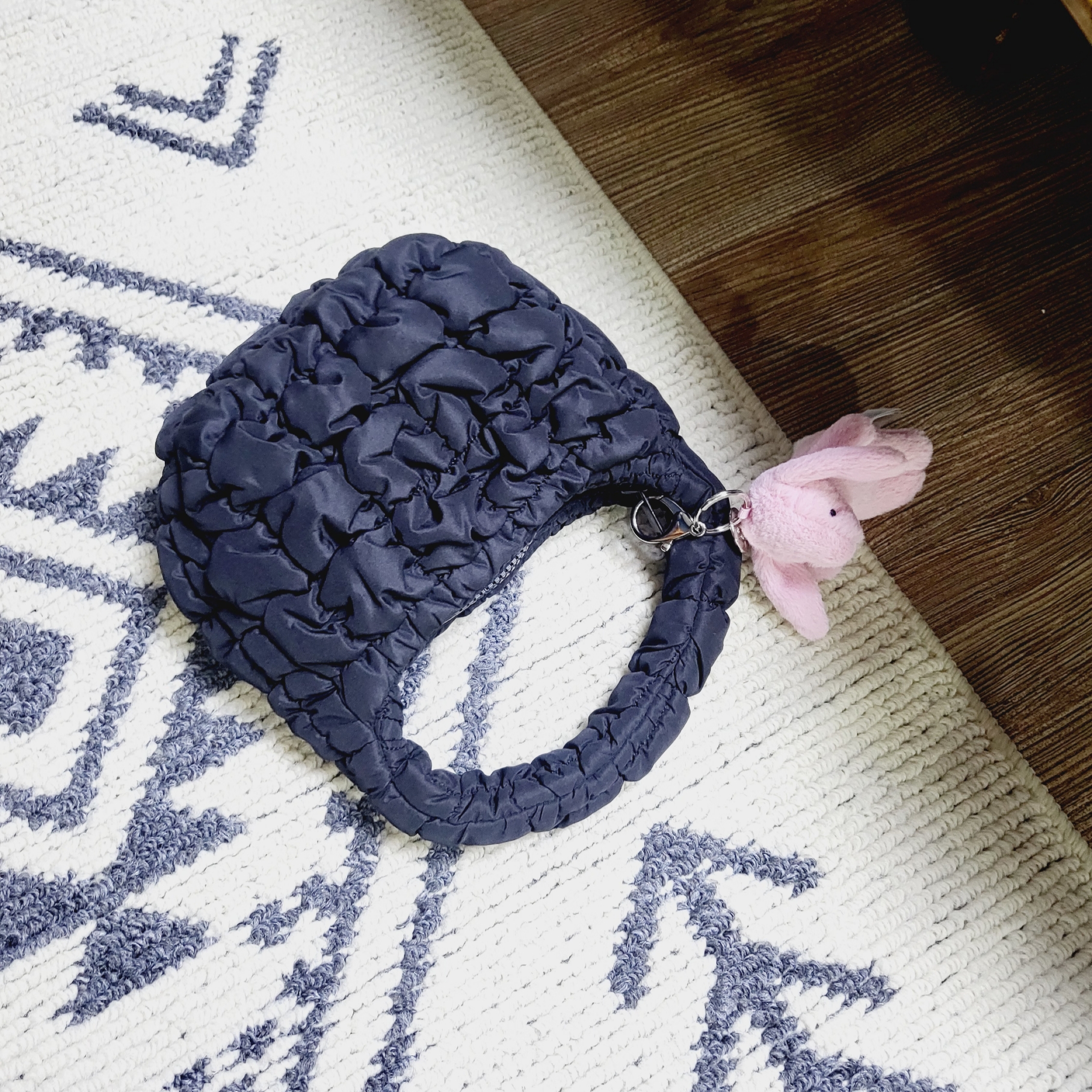 COS Quilted Micro Bag Black, Jellycat Bashful Bunny Bag Charm Tulip 착용 스타일