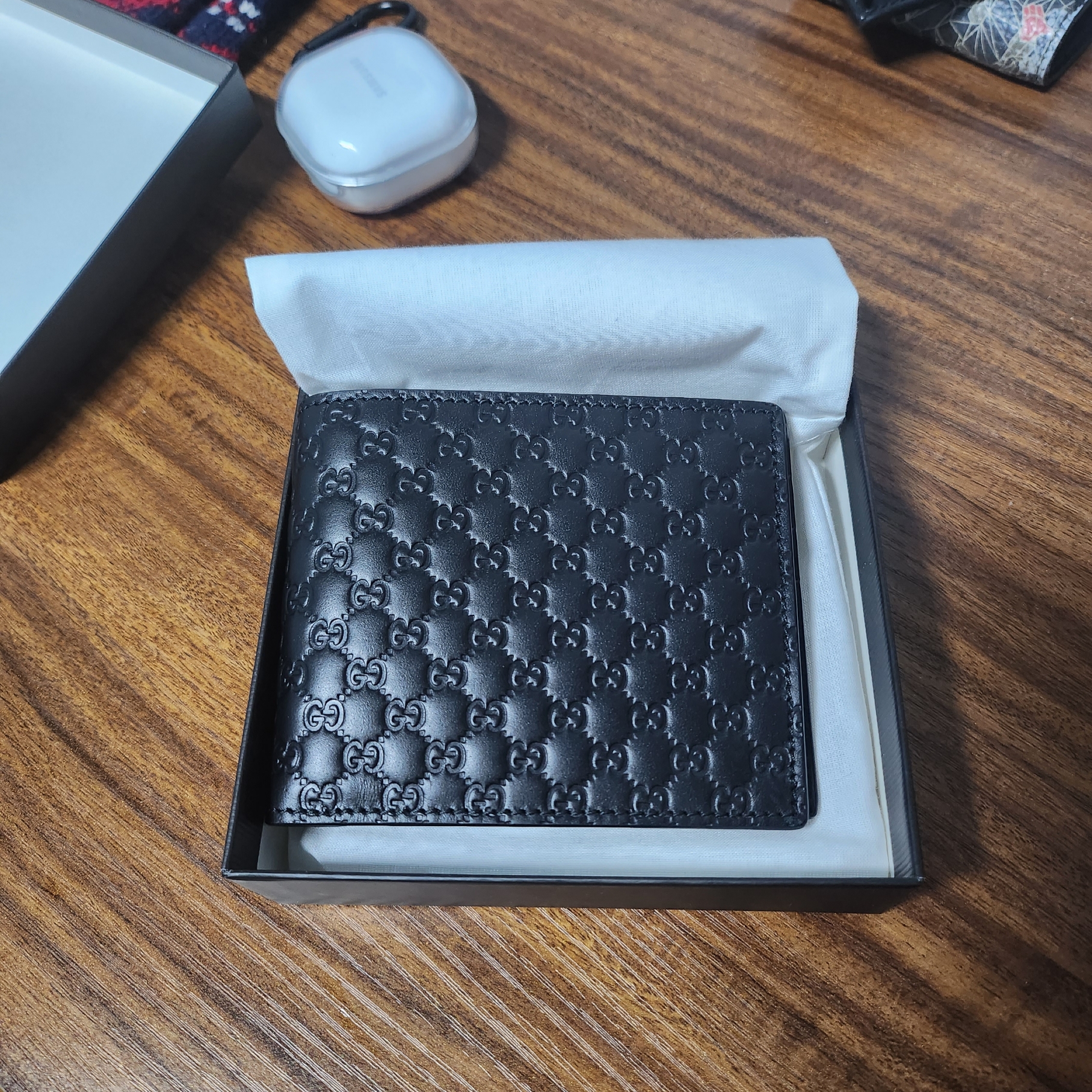 Gucci Micro GG Ssima Bi-Fold Wallet Black 착용 스타일