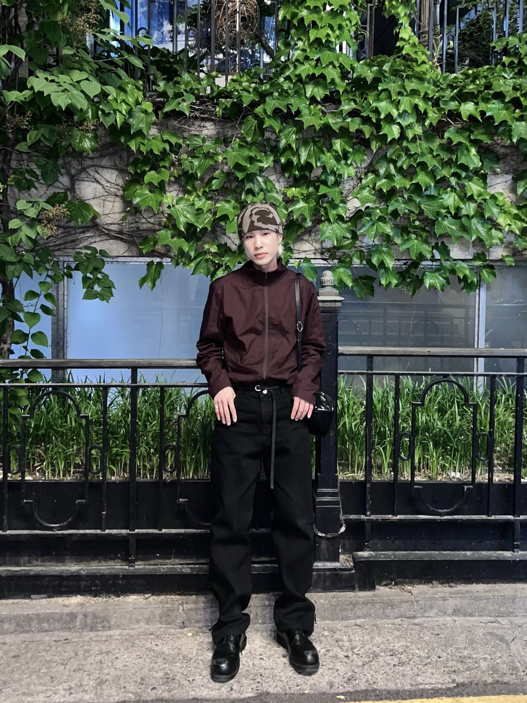 Diesel 1DR Crossbody Bag in Bubble Leather Black, Dr. Martens x Raf Simons Keaton II Steel Toe Black 착용 스타일 - 1