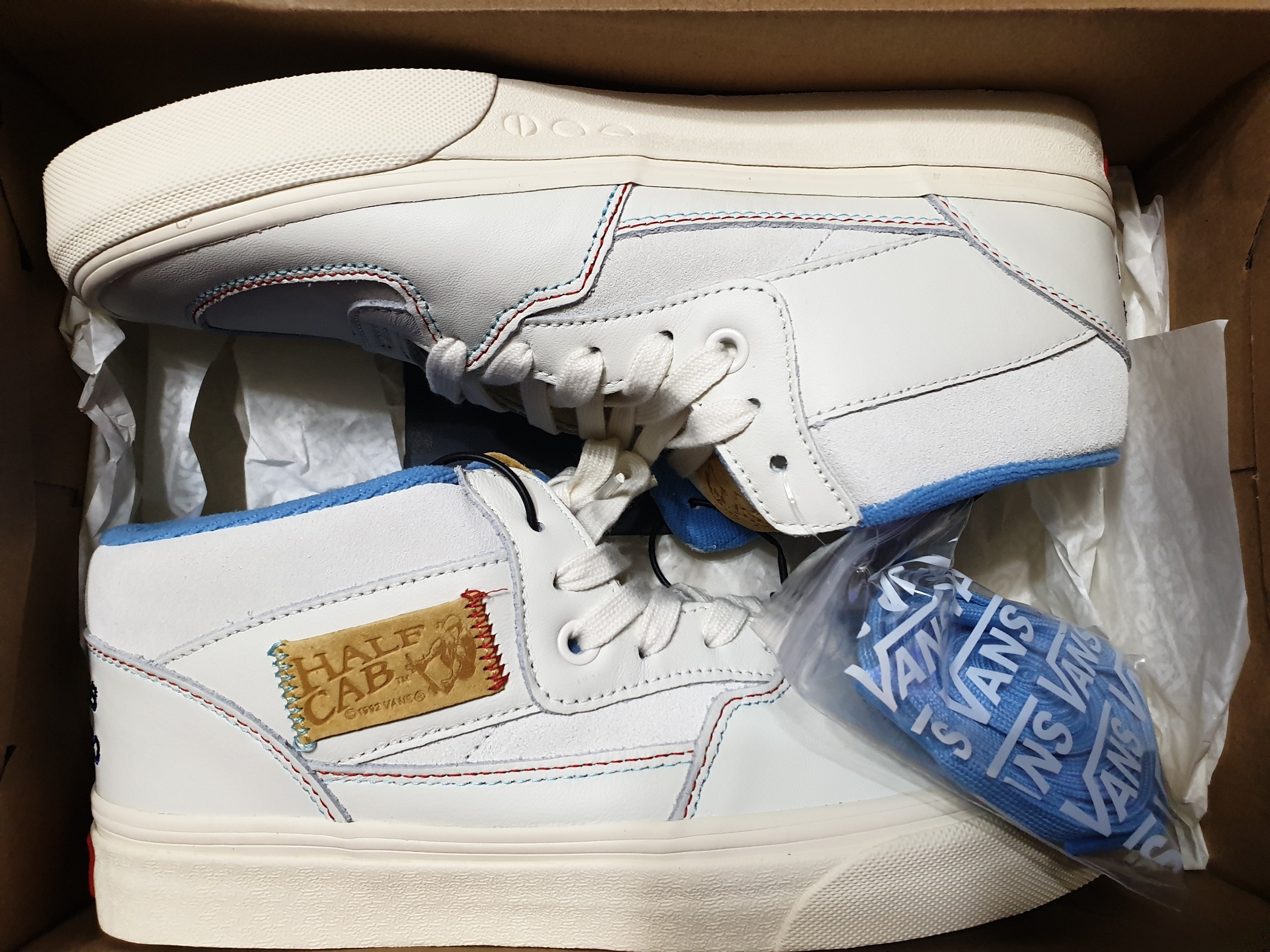 Vans x IAB Studio Half Cab Marshmallow Antique White 착용 스타일 - 3