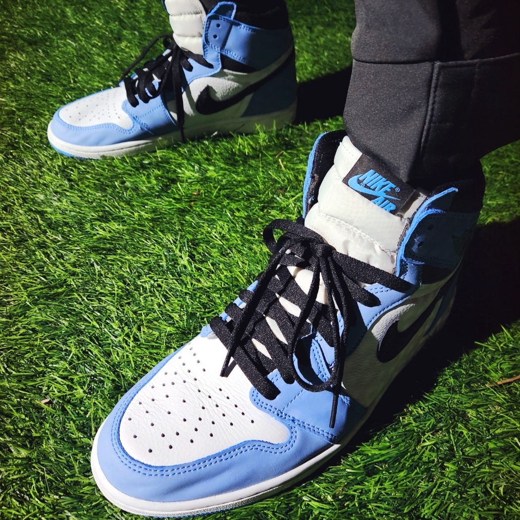 Jordan 1 Retro High OG University Blue 착용 스타일 - 5
