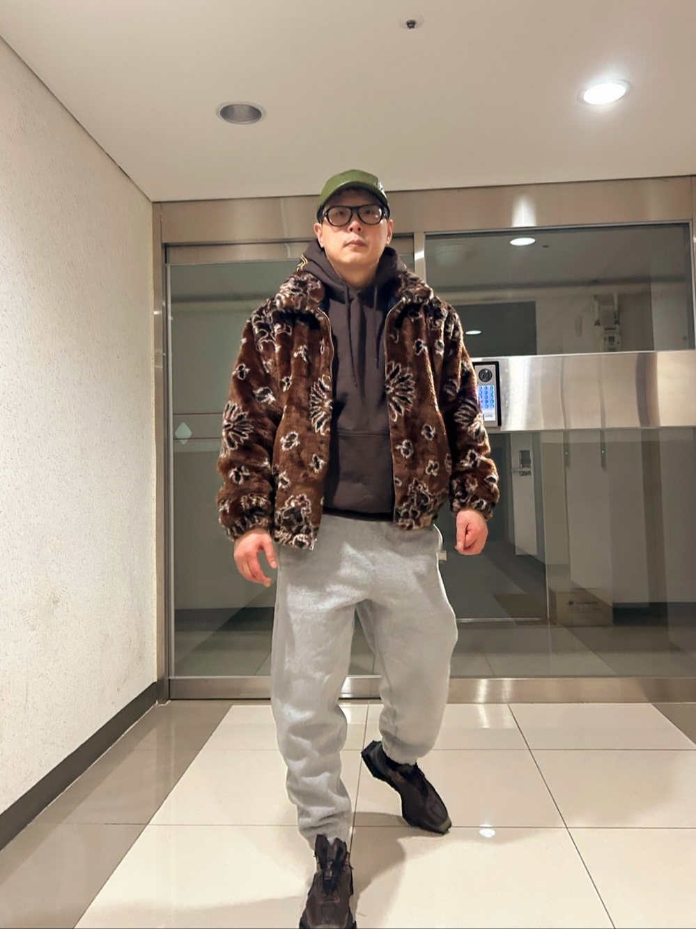 Palace Tri-Archaeology Hood Brown - 21SS, Supreme Gore-Tex Leather Camp Cap Olive - 22SS 착용 스타일 - 1