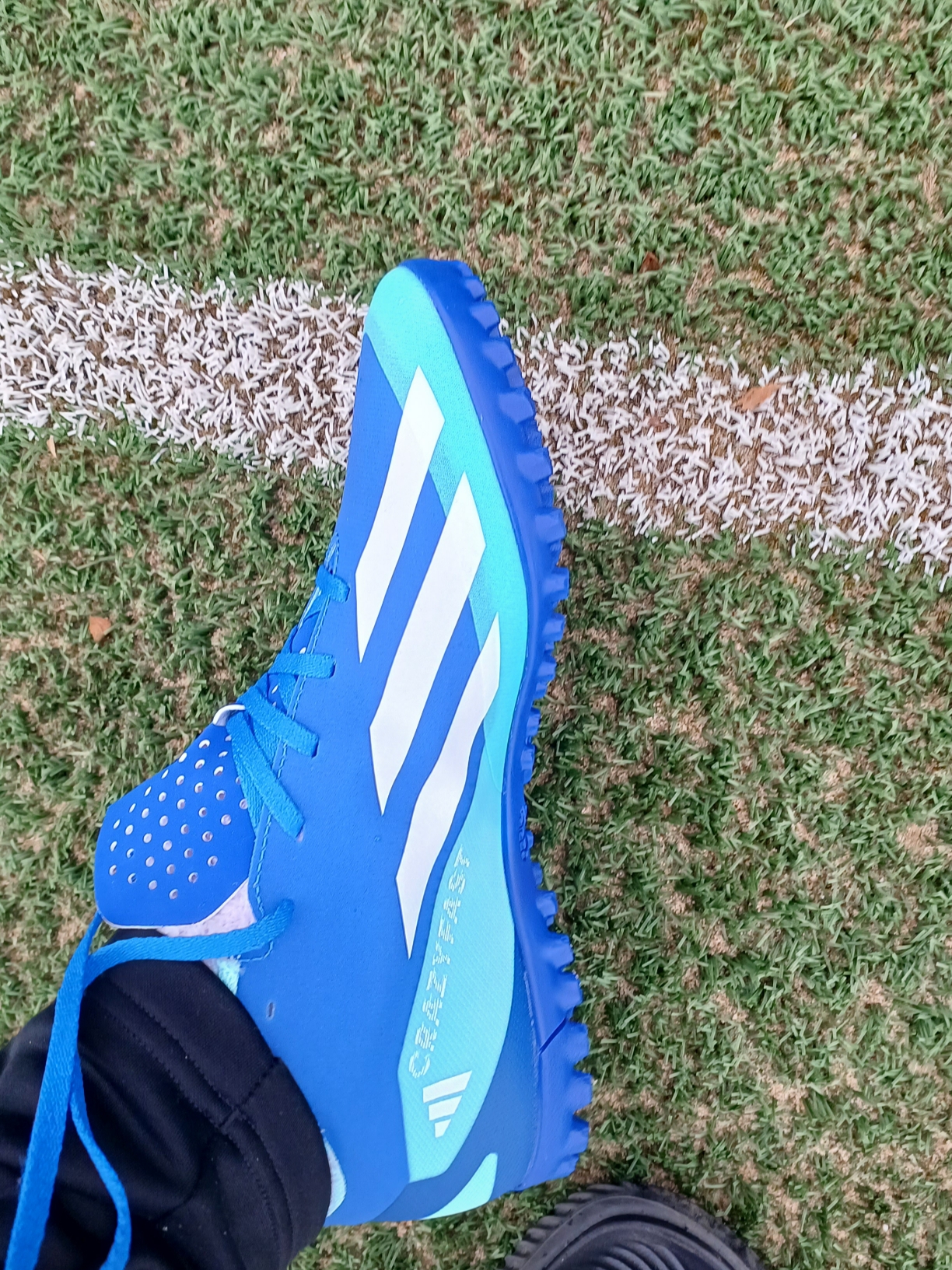 Adidas X Crazyfast.4 TF Bright Royal White 착용 스타일 - 2