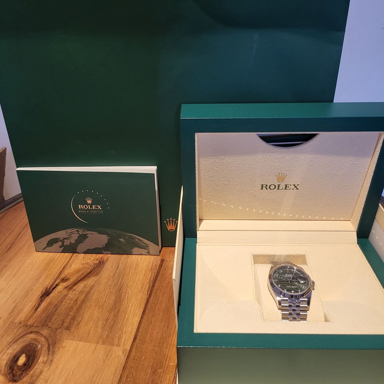 Rolex Datejust 36mm 126234 Palm Motif Olive Green Diamond-Set Jubilee 착용 스타일