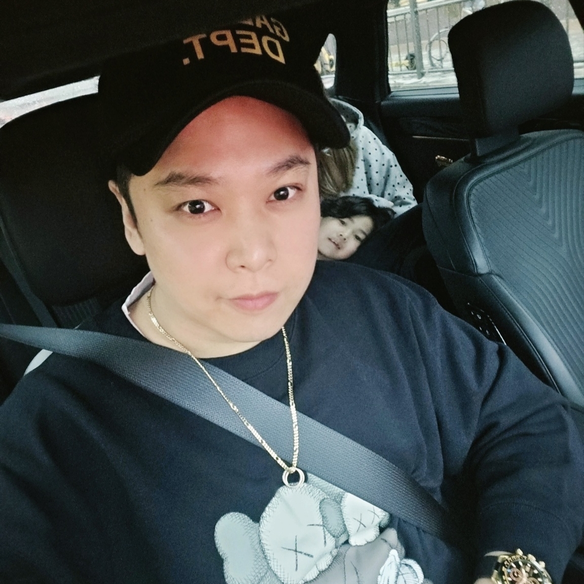 Gallery Dept. GD Trucker Cap Black, Uniqlo UT x Kaws Long Sleeve Sweatshirt Black 착용 스타일