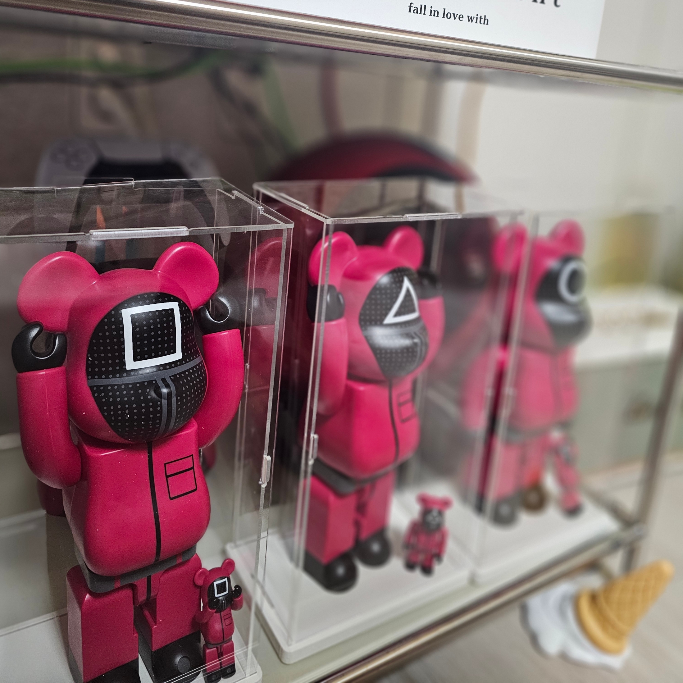 Bearbrick x Squid Game Guard Square 100% & 400% Set, Bearbrick x Squid Game Guard Triangle 100% & 400% Set 착용 스타일