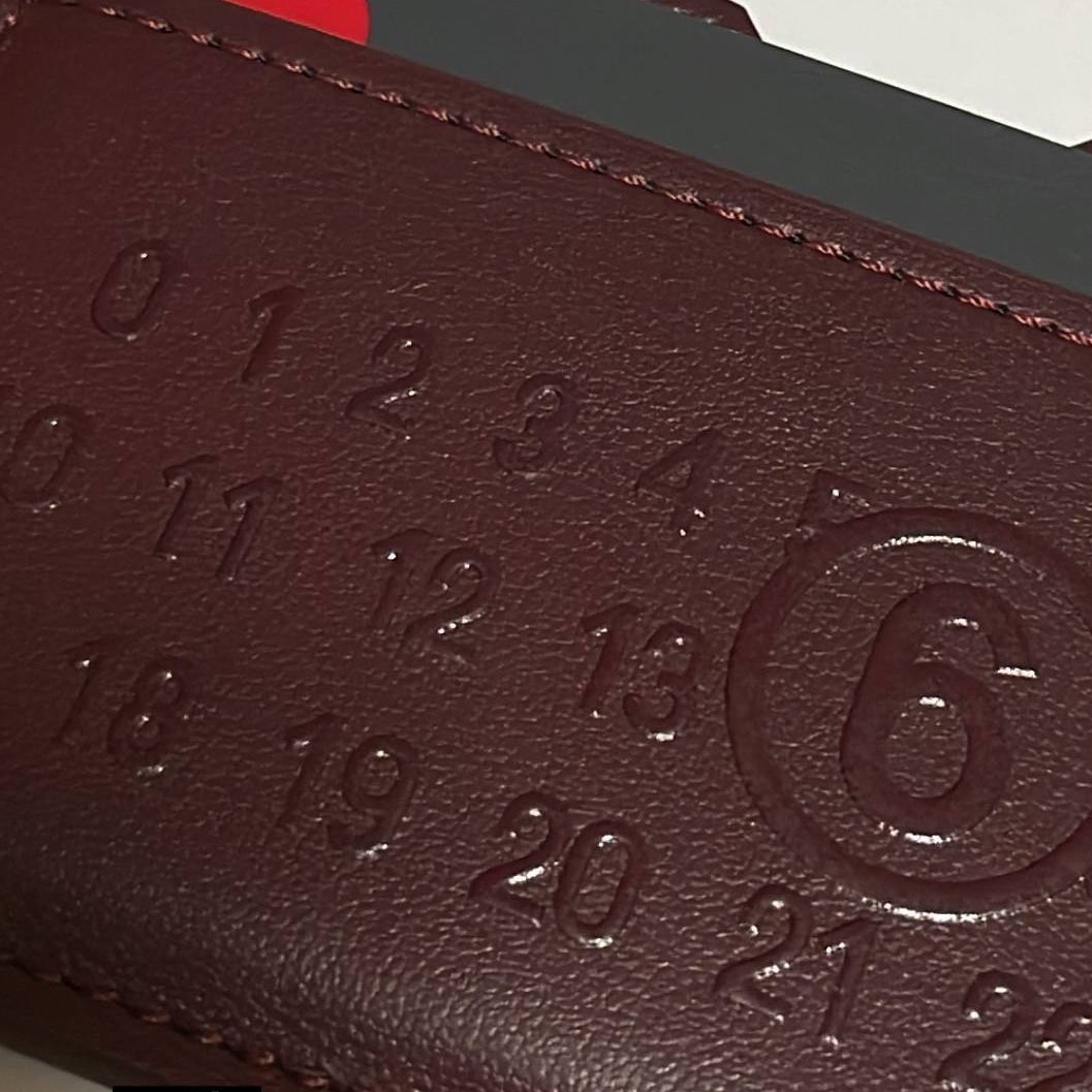 MM6 Maison Margiela Numeric Logo Card Holder Port Bordeaux 착용 스타일