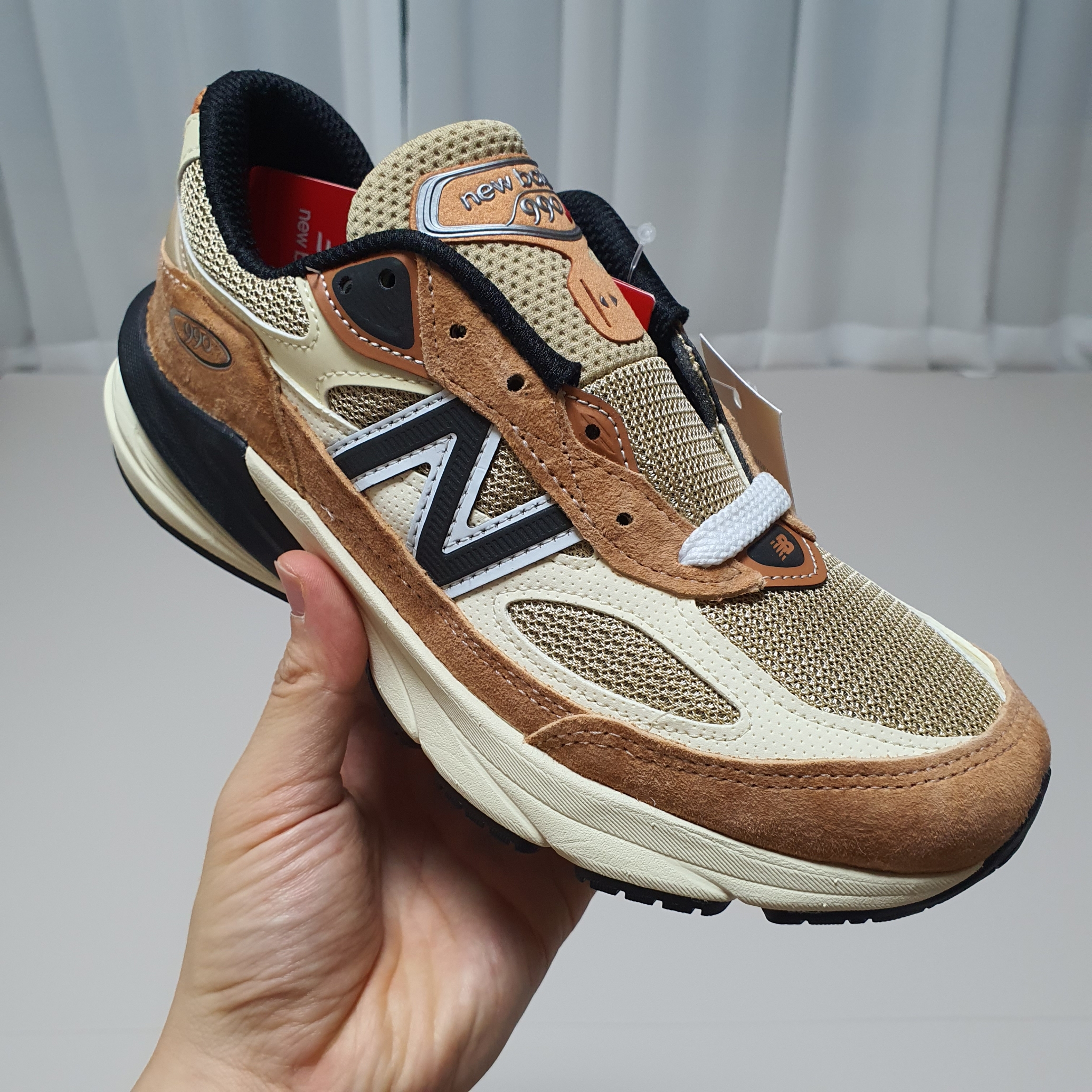 New Balance 990v6 Made in USA Sepia Incense 착용 스타일