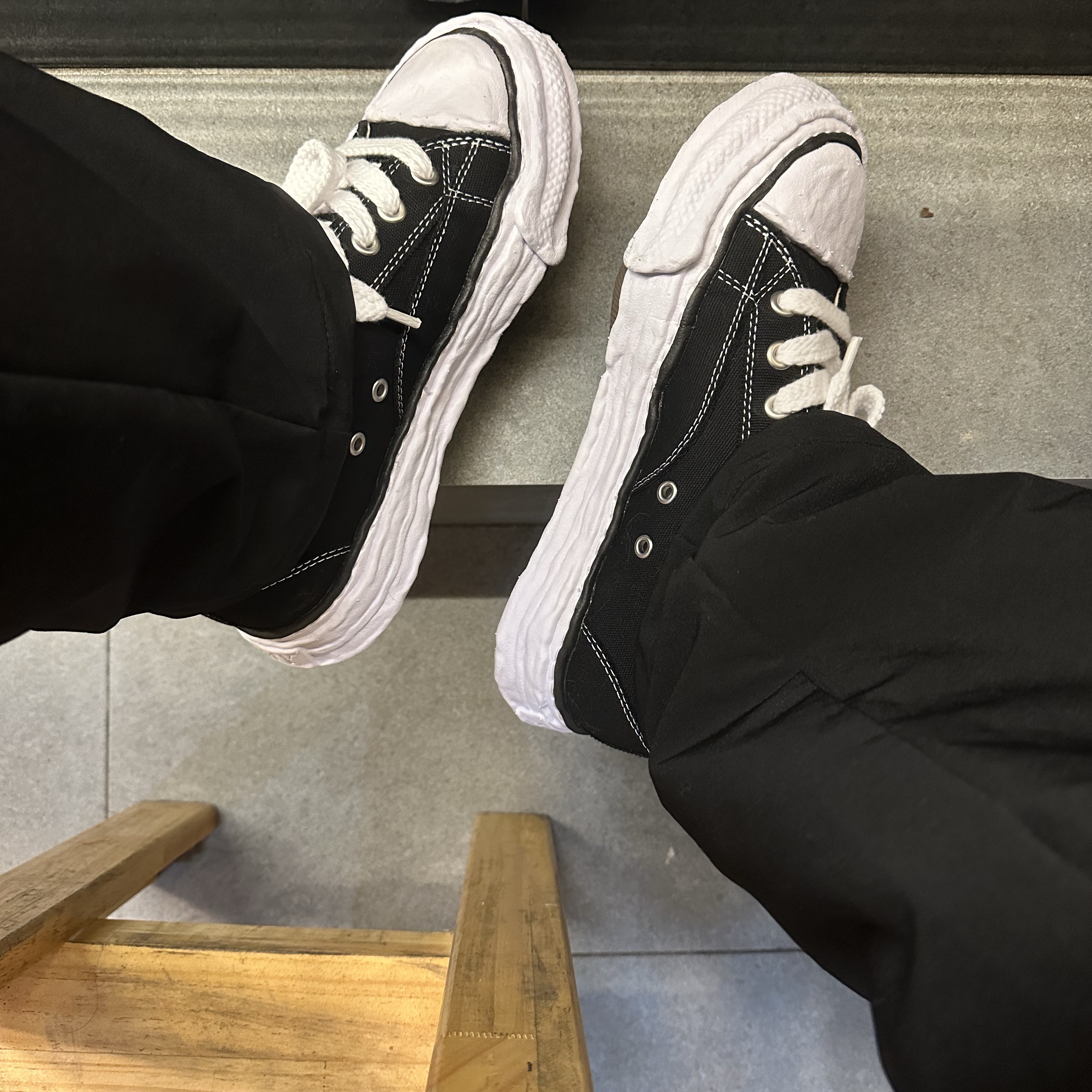 Maison Mihara Yasuhiro Peterson23 OG Sole Canvas Low-top Sneakers Black 착용 스타일 - 2