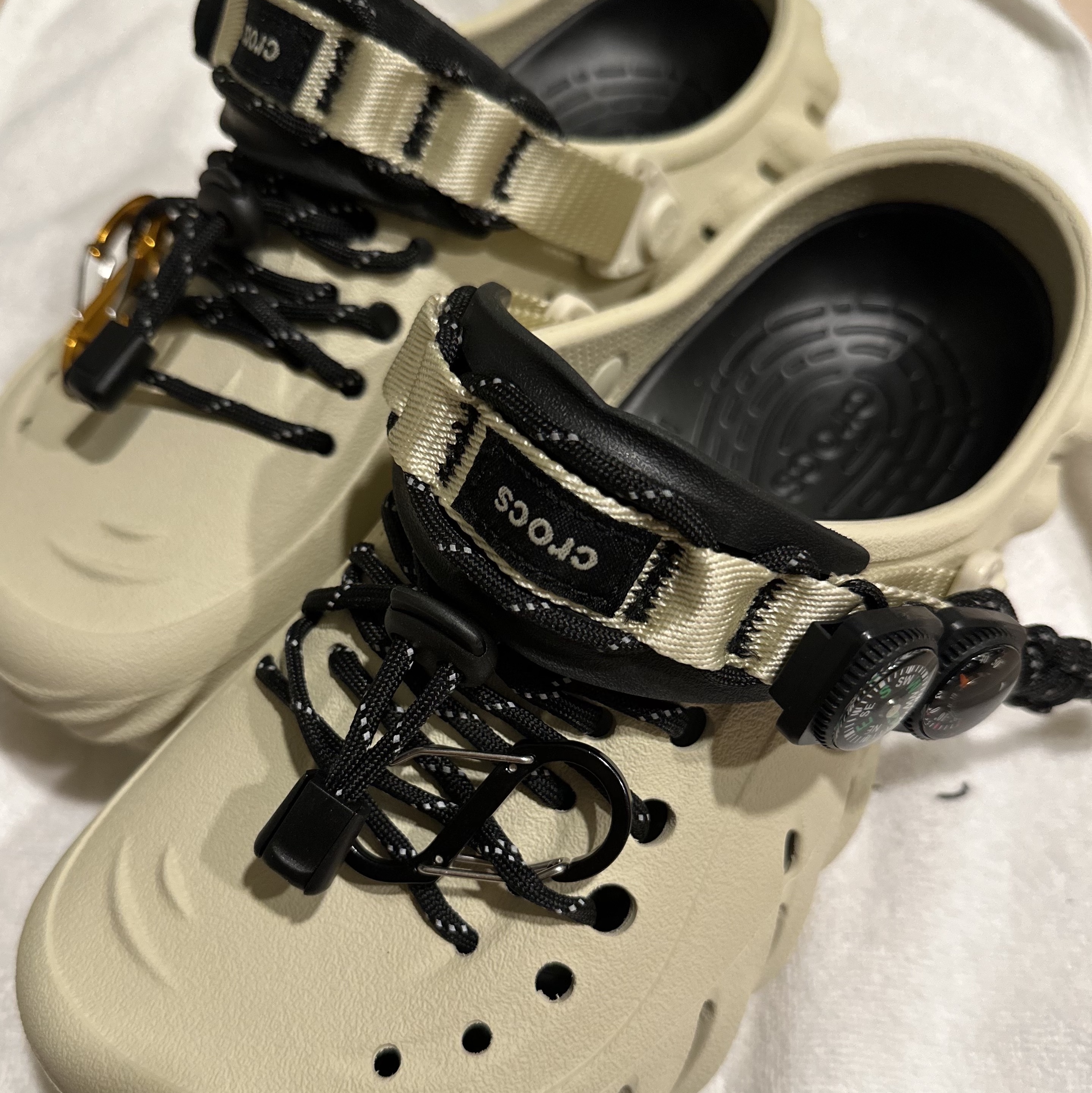 Crocs Echo Clog Bone Black 착용 스타일