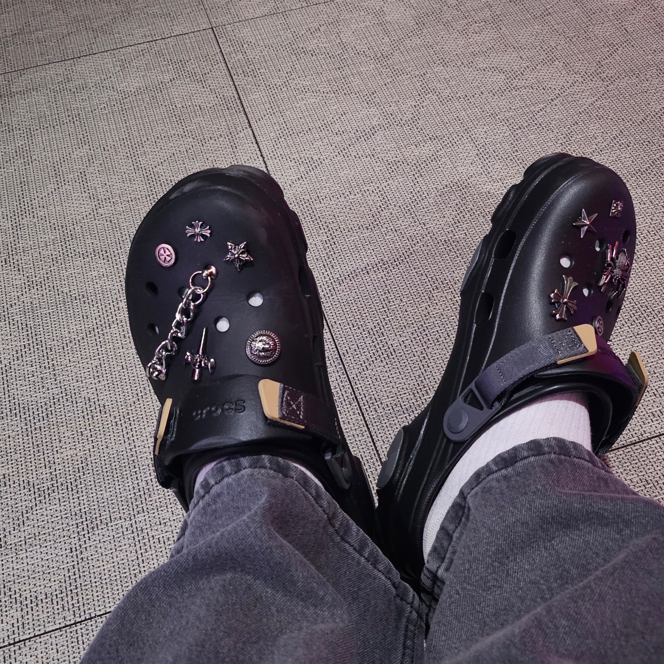 Crocs All Terrain Clog Black 착용 스타일 - 1