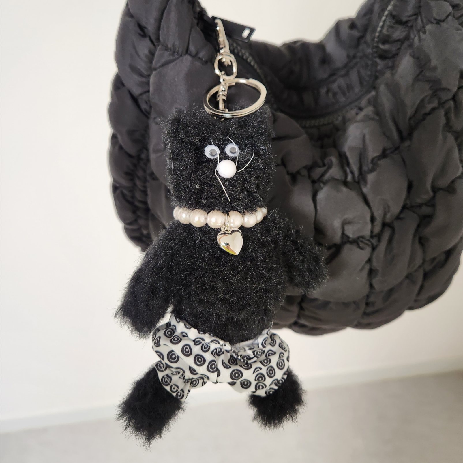 Monamhee x 10 Corso Como Bianco Keyring Black, COS Quilted Messenger Bag Black 착용 스타일 - 2