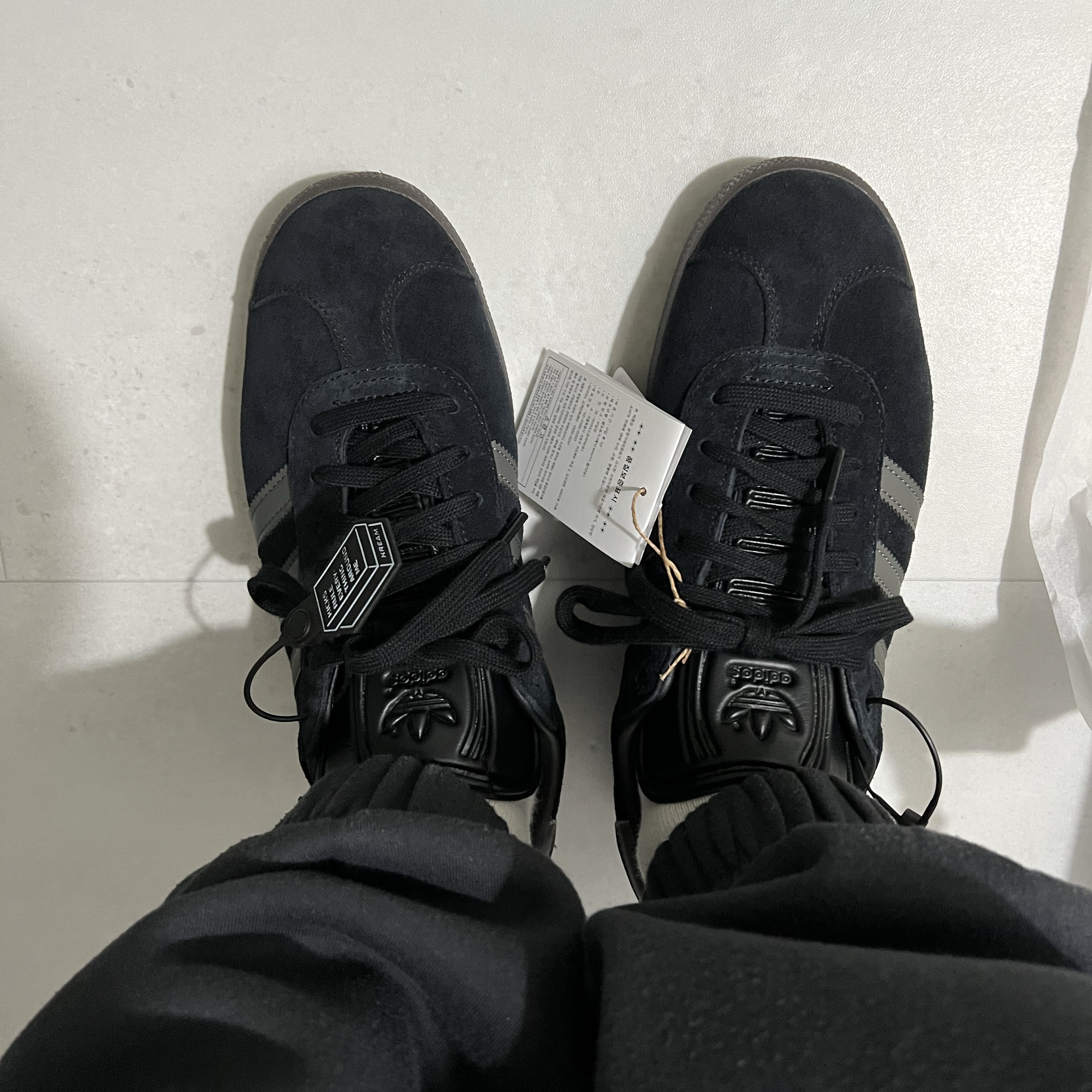 Adidas Gazelle Core Black Gold Metallic Gum 착용 스타일