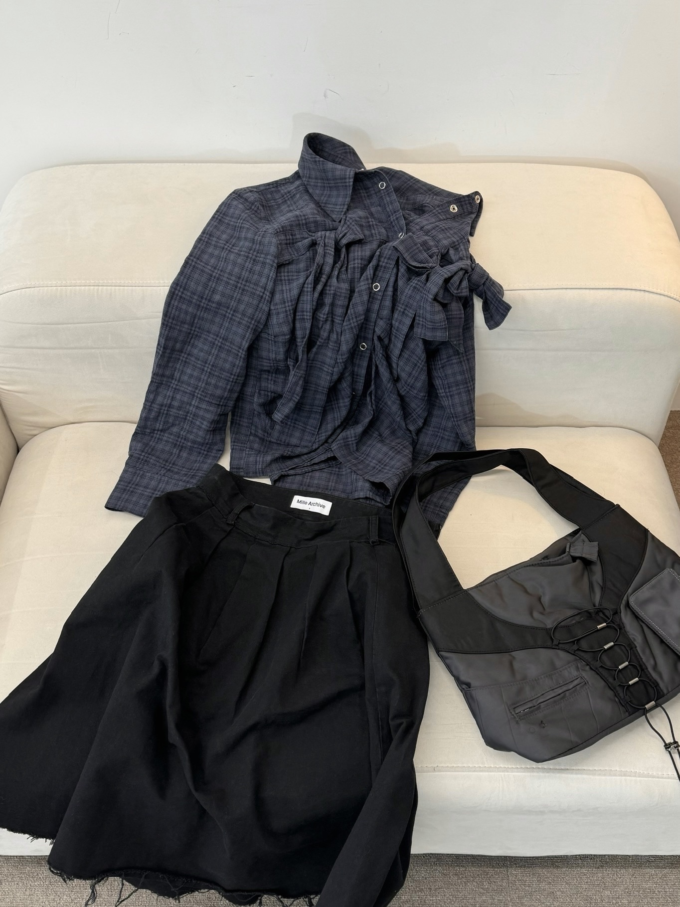 Millo Women Cut Off Pleated Skirt Black, Millo Women Ribbon Tie Shirt Navy 착용 스타일 - 2