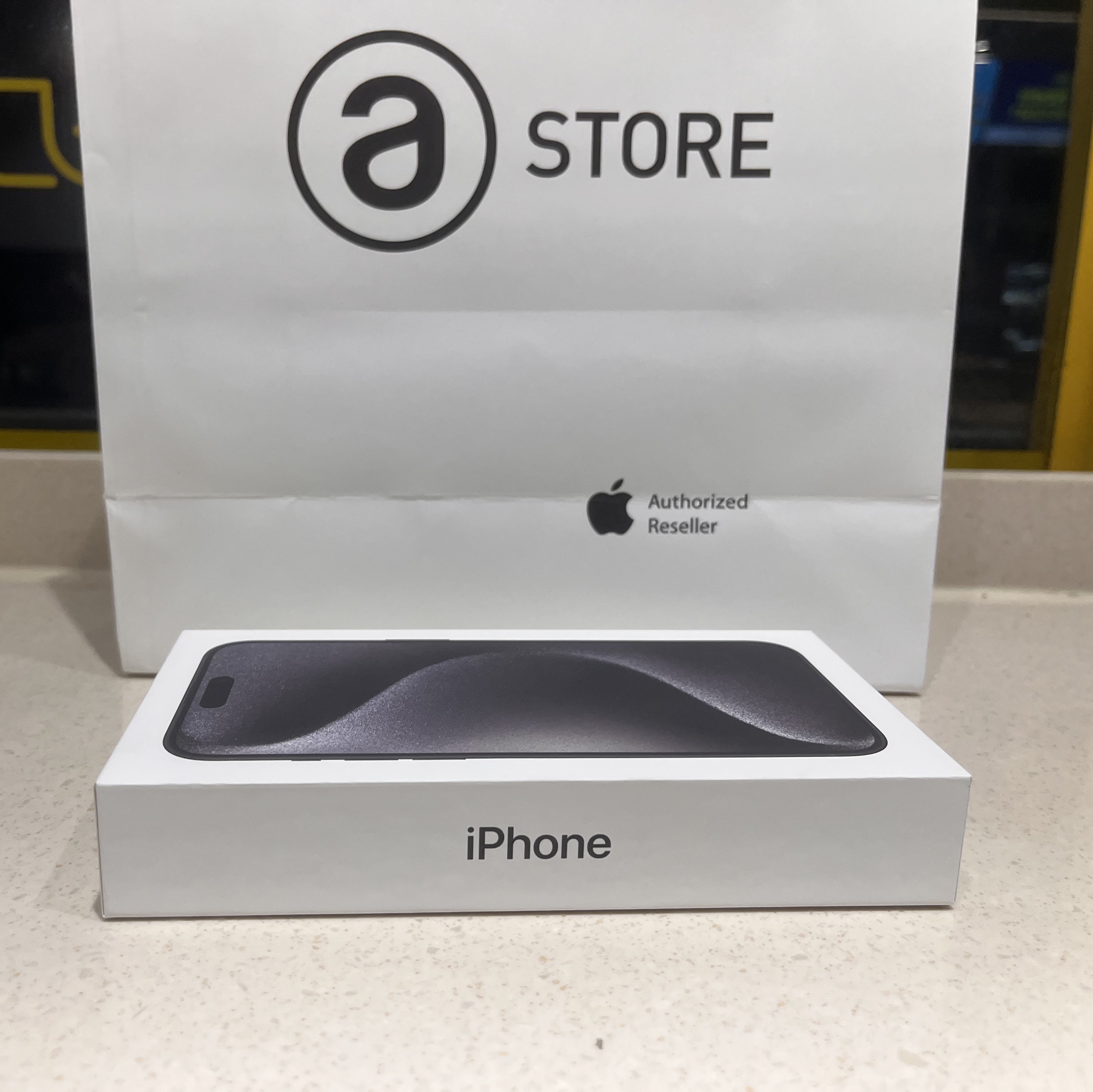 Apple iPhone 15 Pro Max 256GB Black Titanium (Korean Ver.) 착용 스타일 - 1