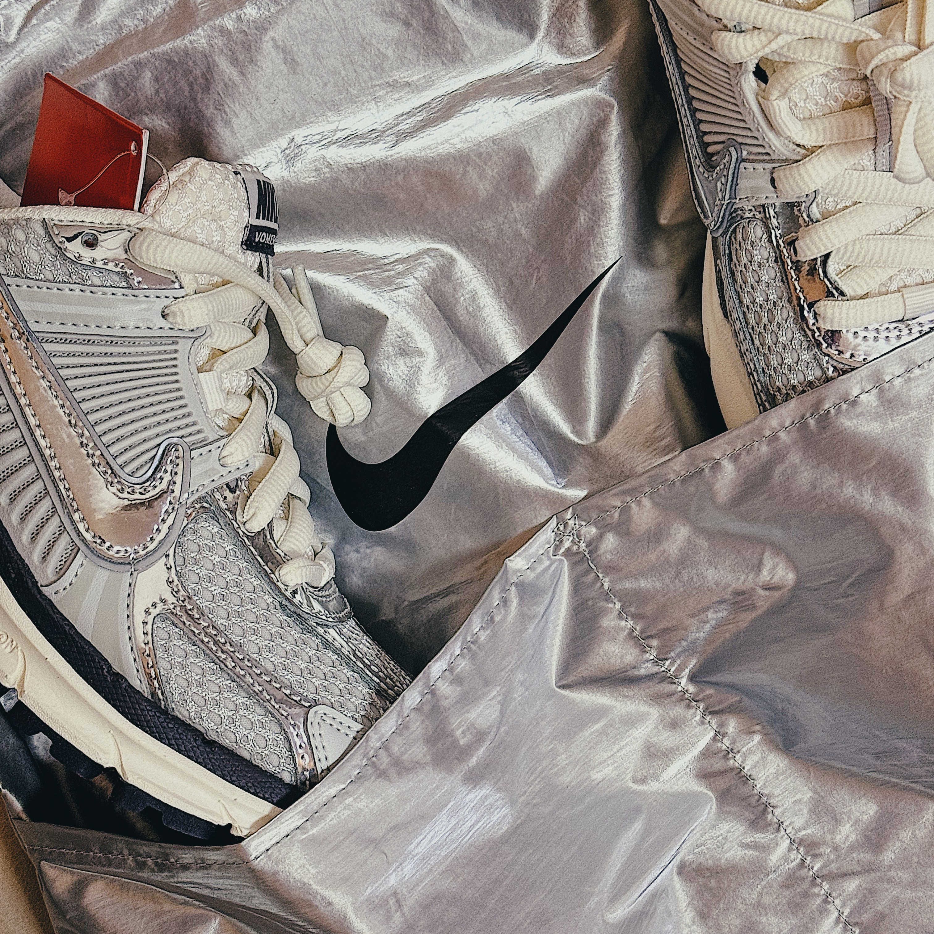 (W) Nike Zoom Vomero 5 Photon Dust and Metallic Silver 착용 스타일