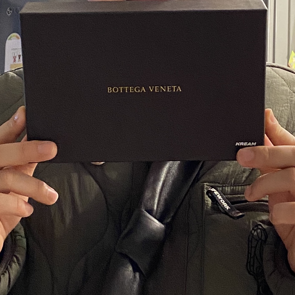 Bottega Veneta Bi-Fold Wallet Black 착용 스타일 - 1