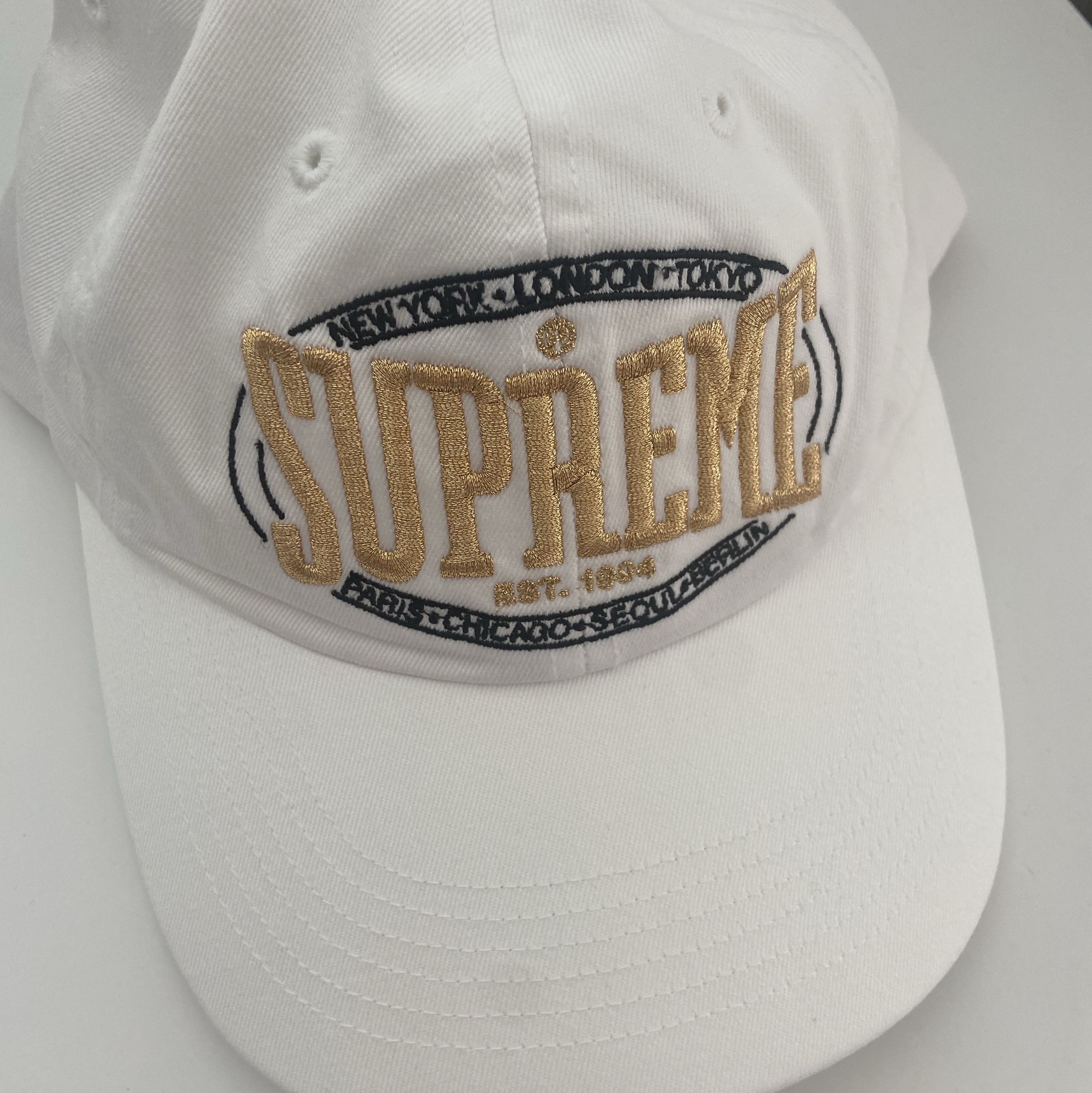 Supreme Warm Up 6-Panel White - 23FW 착용 스타일