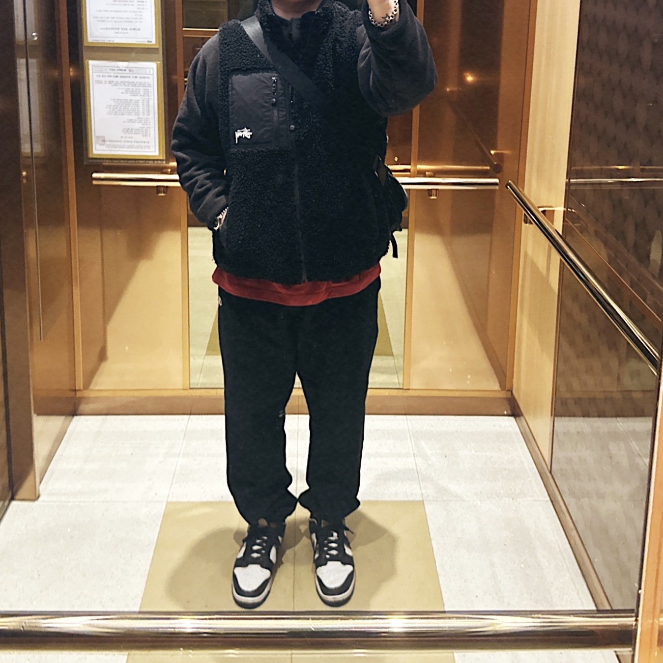 파타고니아 신칠라 스냅티 플리스 풀오버 블랙 포지 그레이, 스투시 쉐르파 리버시블 베스트 블랙 착용 스타일 - 2