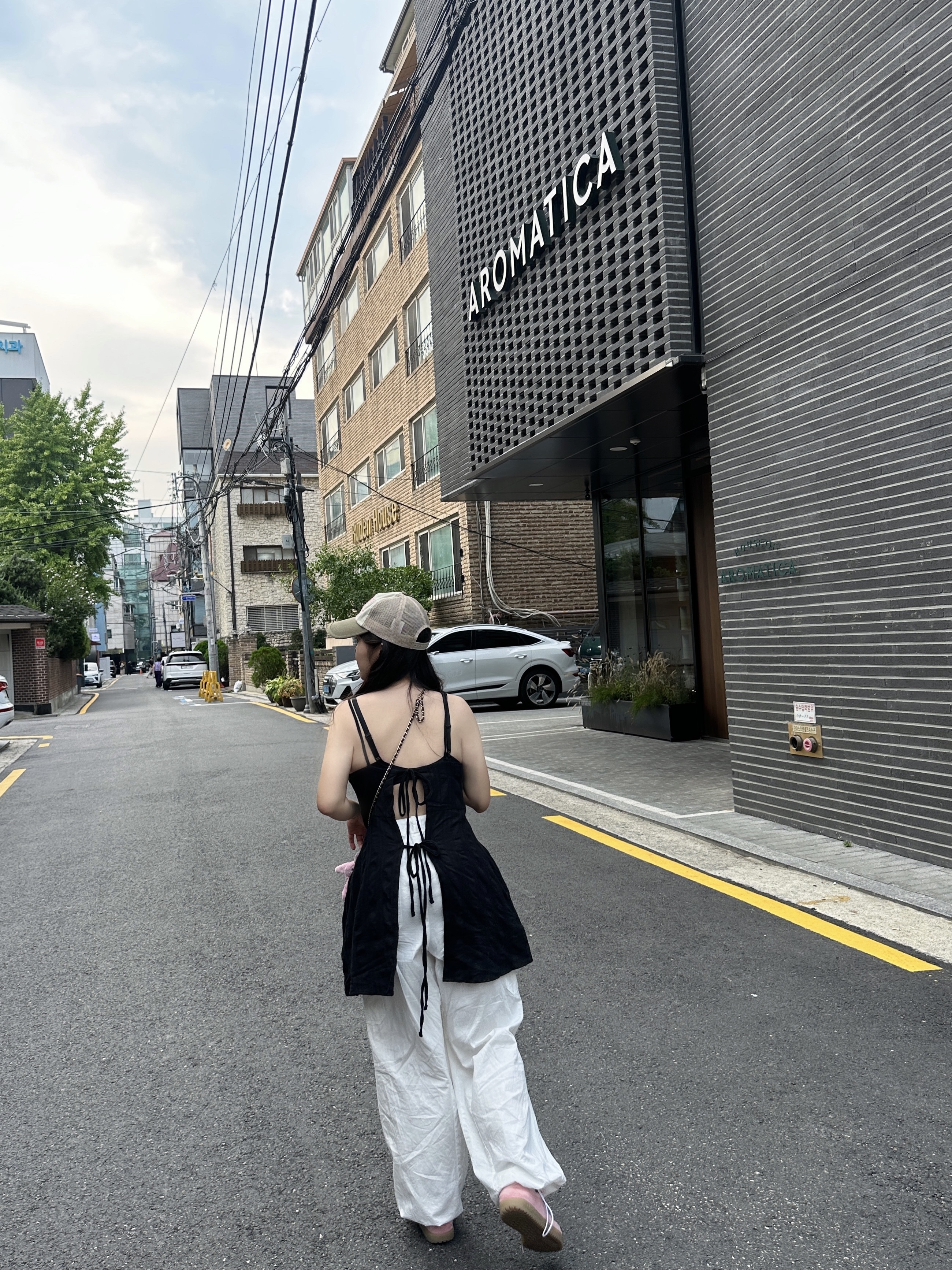 젤리캣 바쉬풀 버니 백 참 튤립, 샤넬 핸들 장식의 미니 플랩백 램스킨 & 골드 메탈 블랙 착용 스타일 - 2