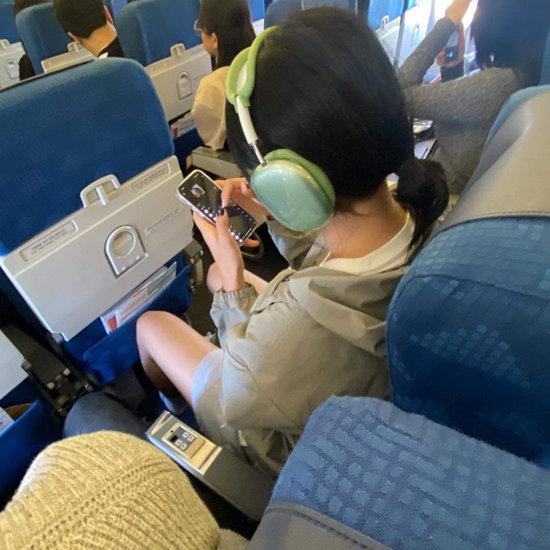 The North Face Ice Run Jacket Light Khaki, Apple AirPods Max Lightning Green (Korean Ver.) 착용 스타일 - 2