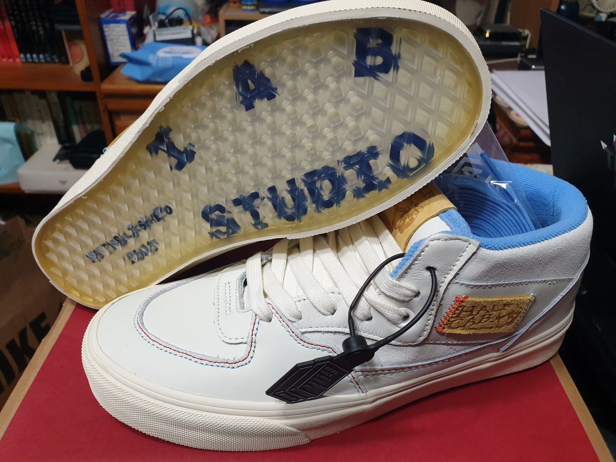 Vans x IAB Studio Half Cab Marshmallow Antique White 착용 스타일 - 1