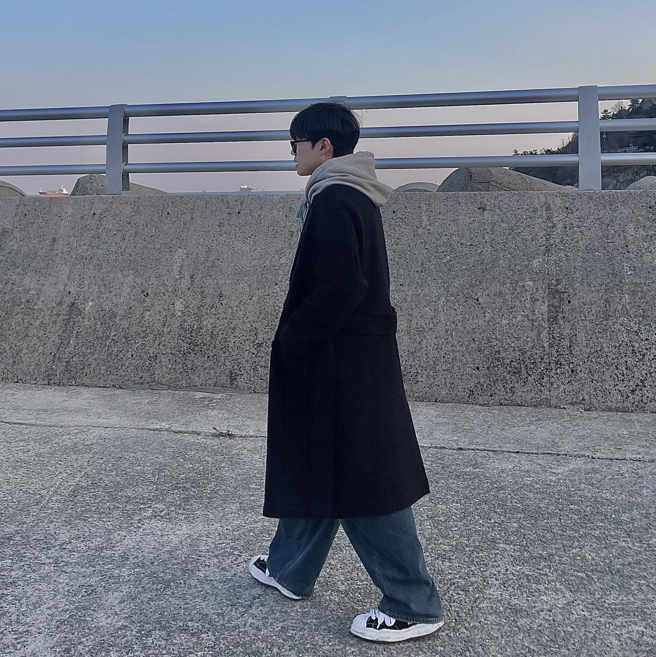 Maison Mihara Yasuhiro Blakey OG Sole Canvas Low-top Sneakers Black White 착용 스타일 - 1