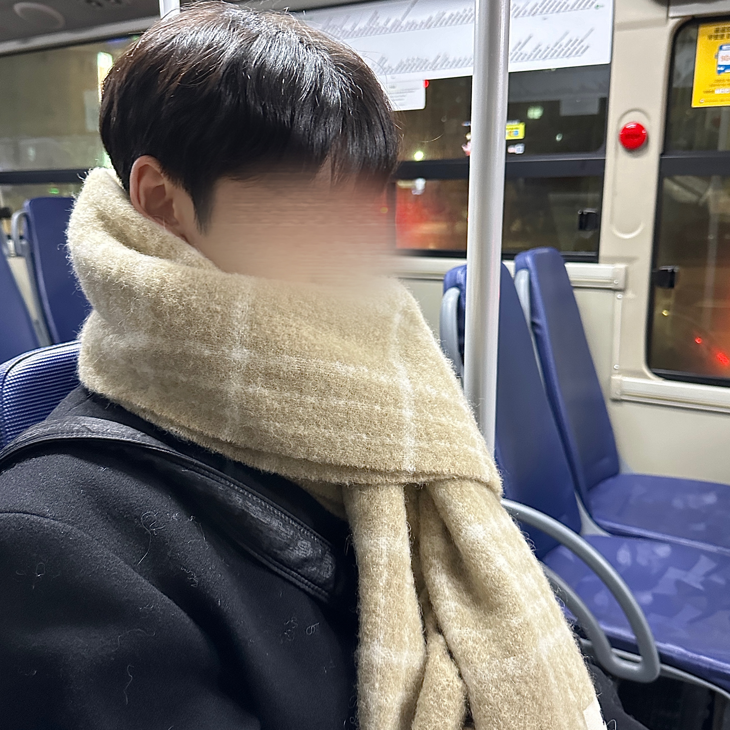 Jacquemus L’echarpe Carro Le Chouchou Jacquard Check Muffler Beige 착용 스타일 - 2