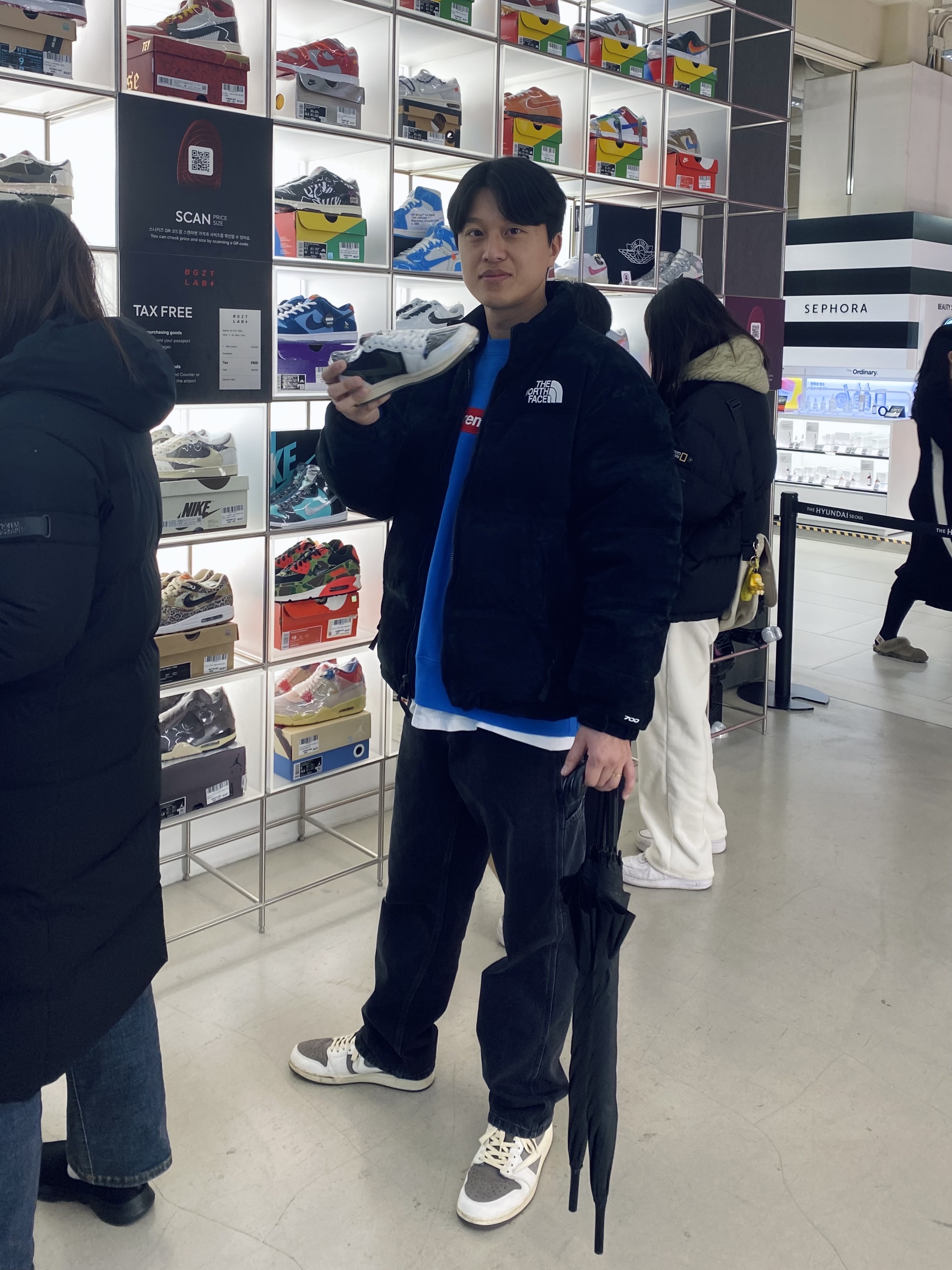 Supreme x The North Face Suede Nuptse Jacket Black - 23FW, Supreme Box Logo Crewneck Blue - 22FW 착용 스타일 - 1