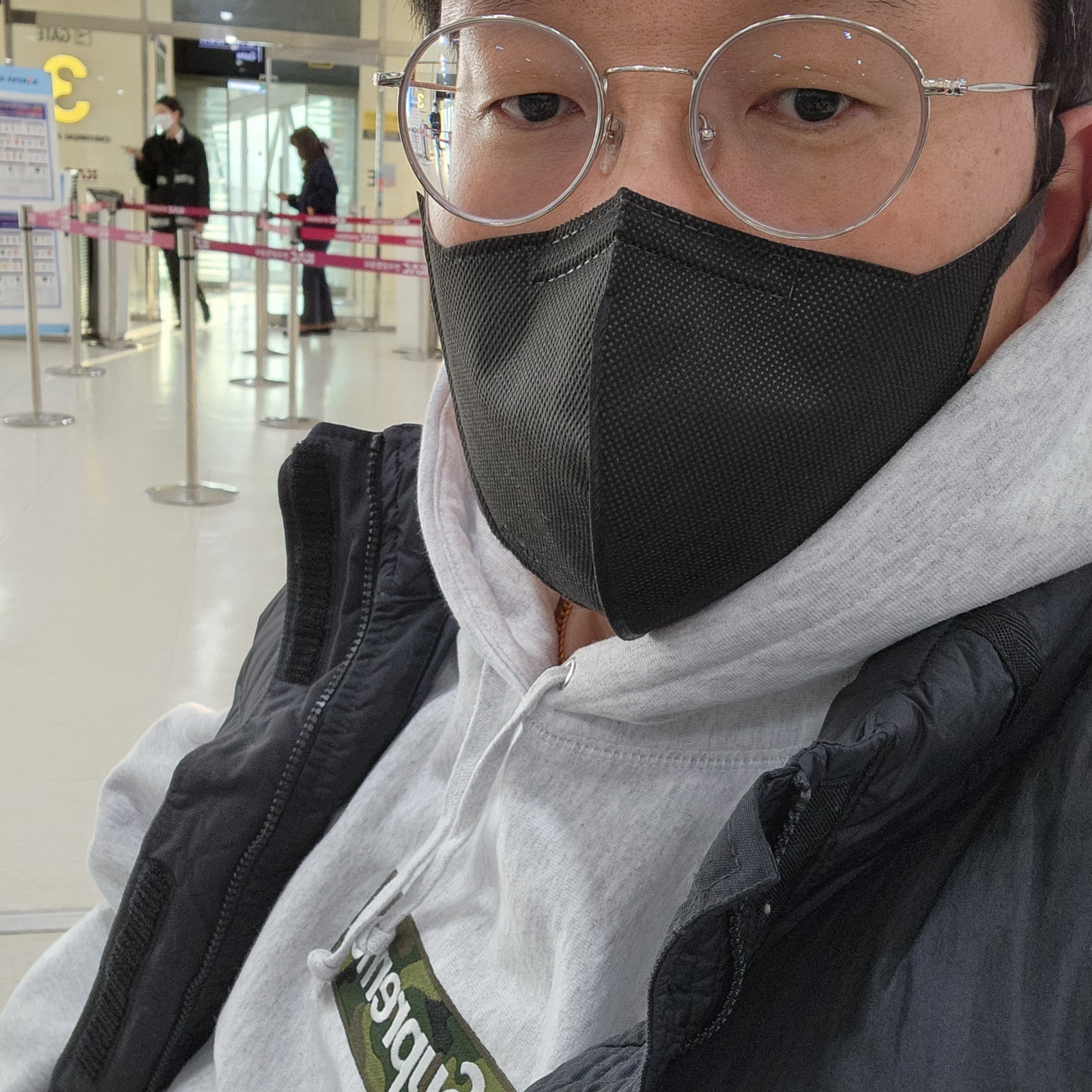 Supreme Box Logo Hooded Sweatshirt Ash Grey - 23FW, Stone Island G0123 Garment Dyed Crinkle Reps Nylon Down Vest Black - 21FW 착용 스타일