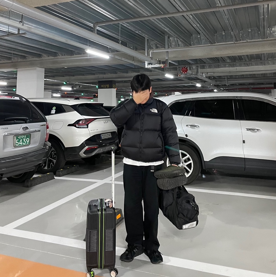 The North Face 1996 Eco Nuptse Jacket Black, New Balance 878 Triple Black 착용 스타일