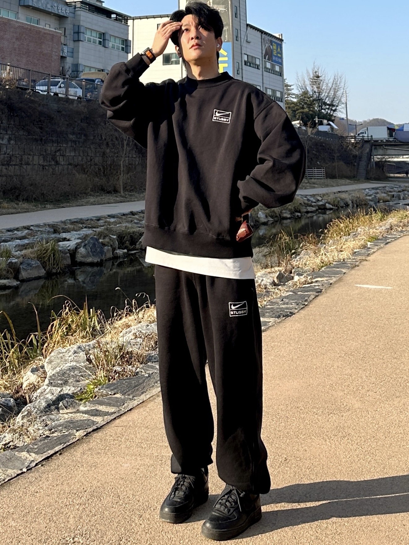 Nike x Stussy NRG Washed Fleece Crewneck Black (DO5310-010), Nike x Stussy NRG Washed Fleece Pants Black (DO5296-010) 착용 스타일