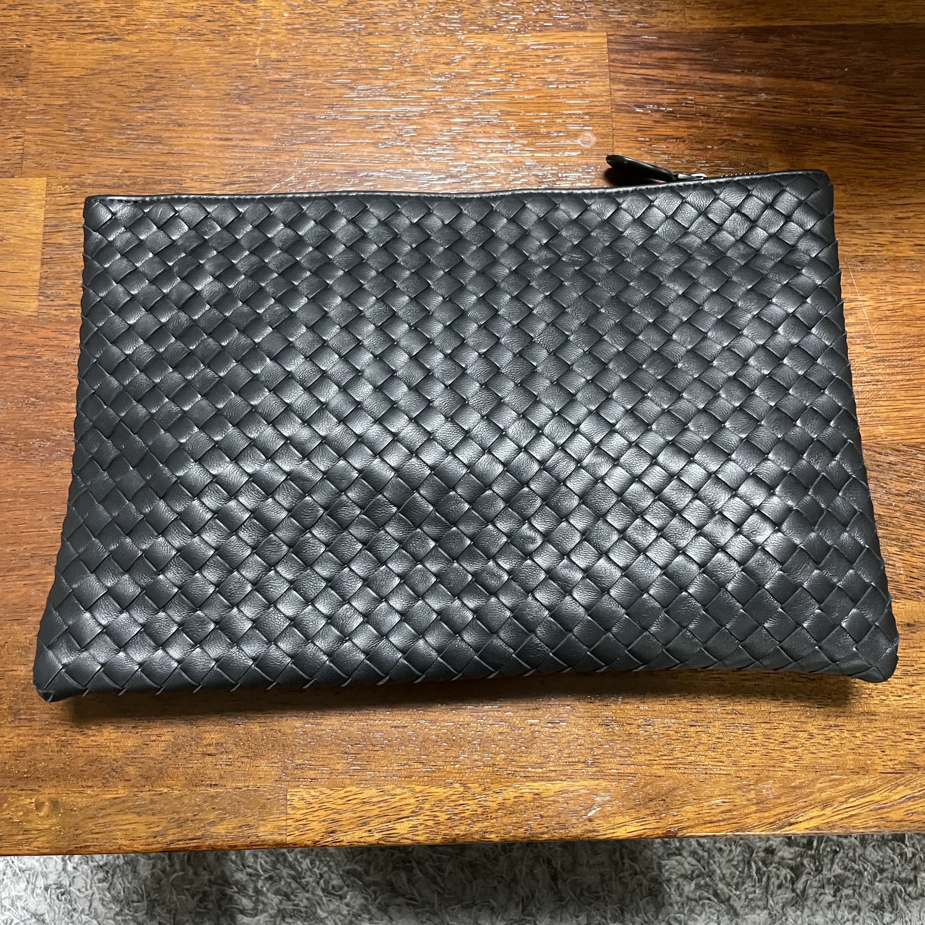 Bottega Veneta Document Case Black 착용 스타일 - 2