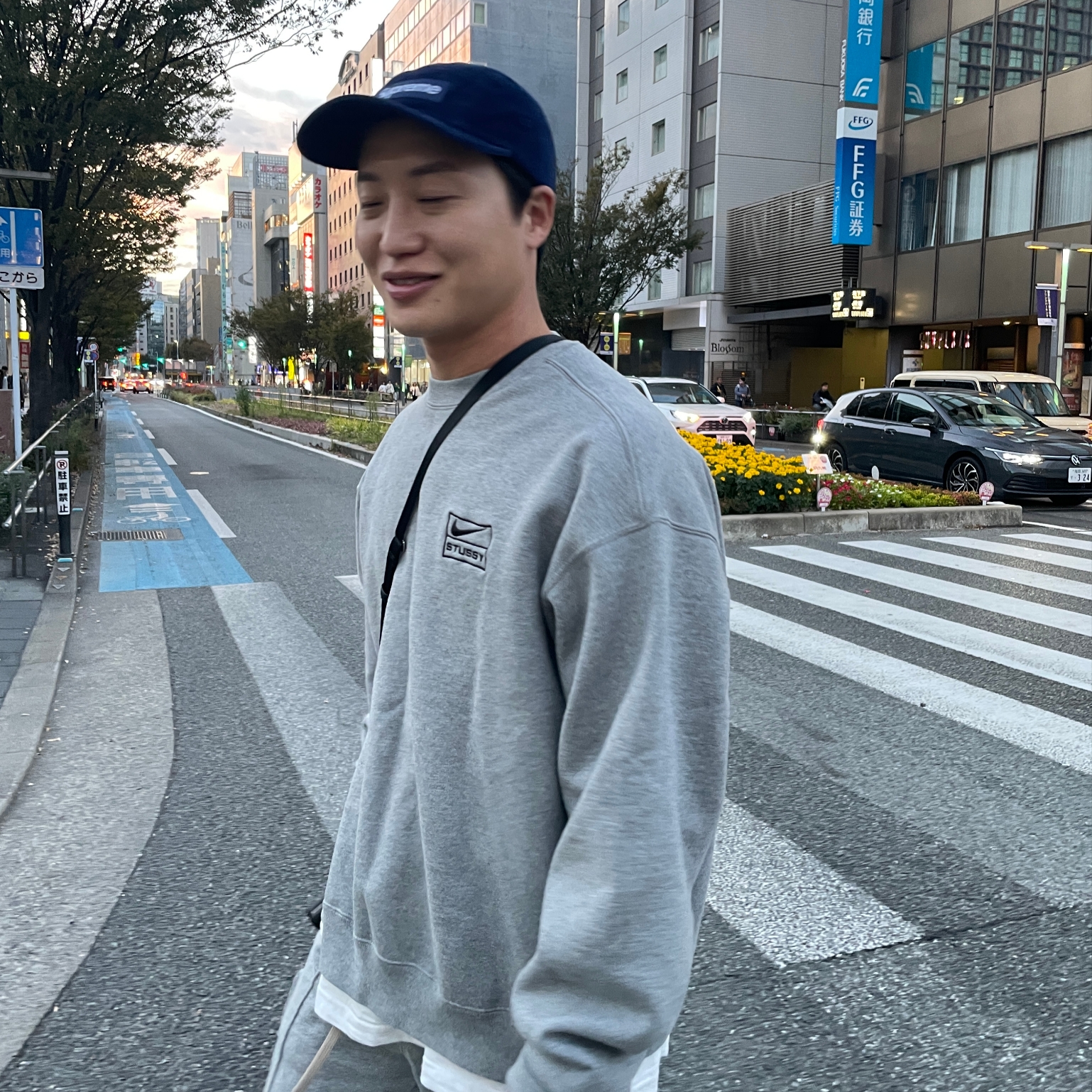 Nike x Stussy NRG Fleece Crewneck Dark Grey Heather (DO9337-063), Supreme Corduroy Camp Cap Navy - 23FW 착용 스타일