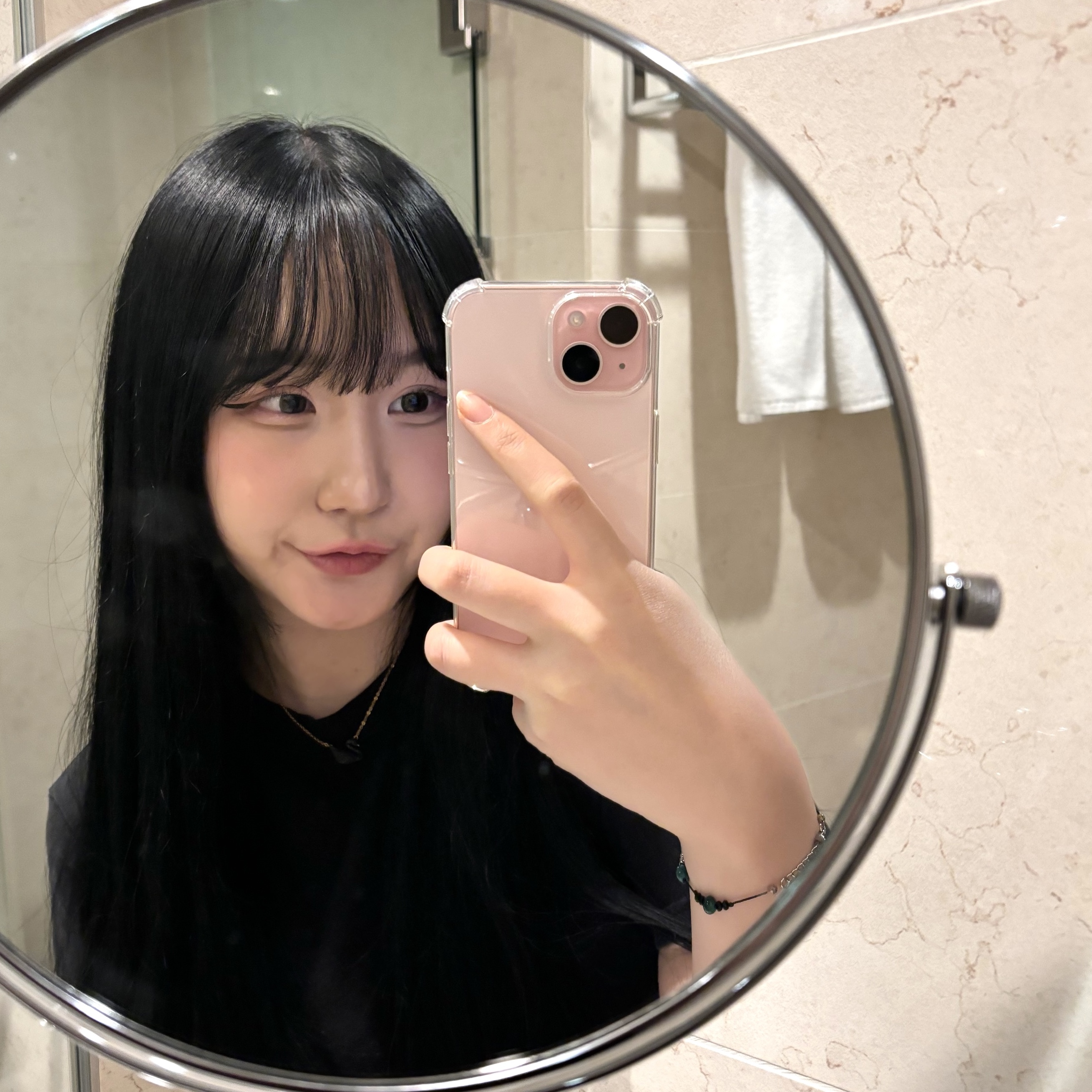 Apple iPhone 15 Plus 256GB Pink (Korean Ver.), (W) Swarovski Facet Swan Necklace Black 착용 스타일