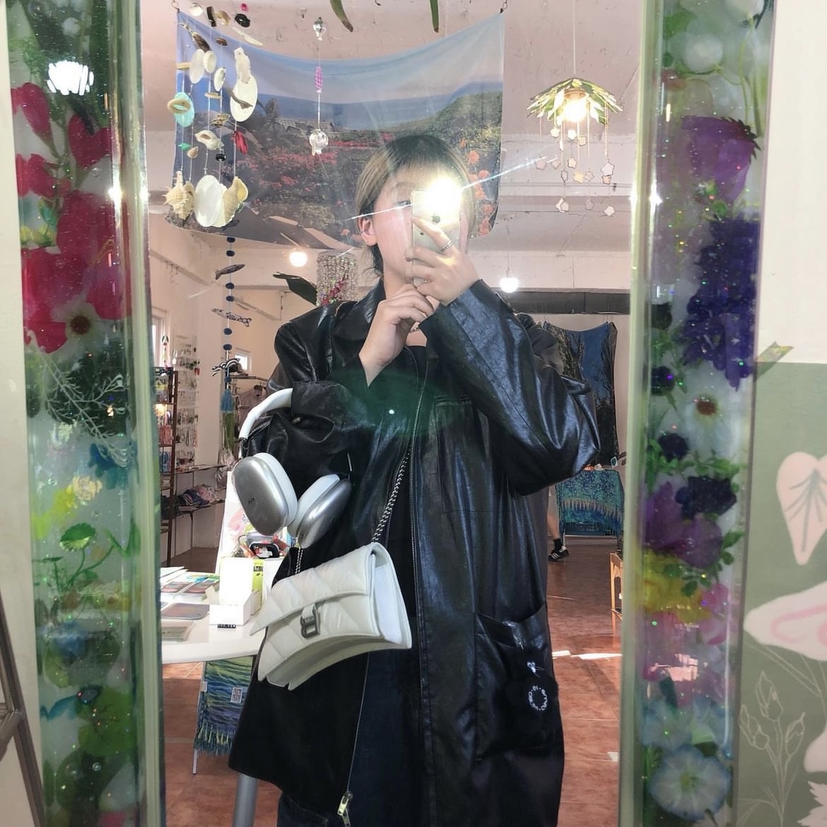 Balenciaga Crush XS Quilted Chain Bag Optic White, Apple AirPods Max Lightning Silver (Korean Ver.) 착용 스타일