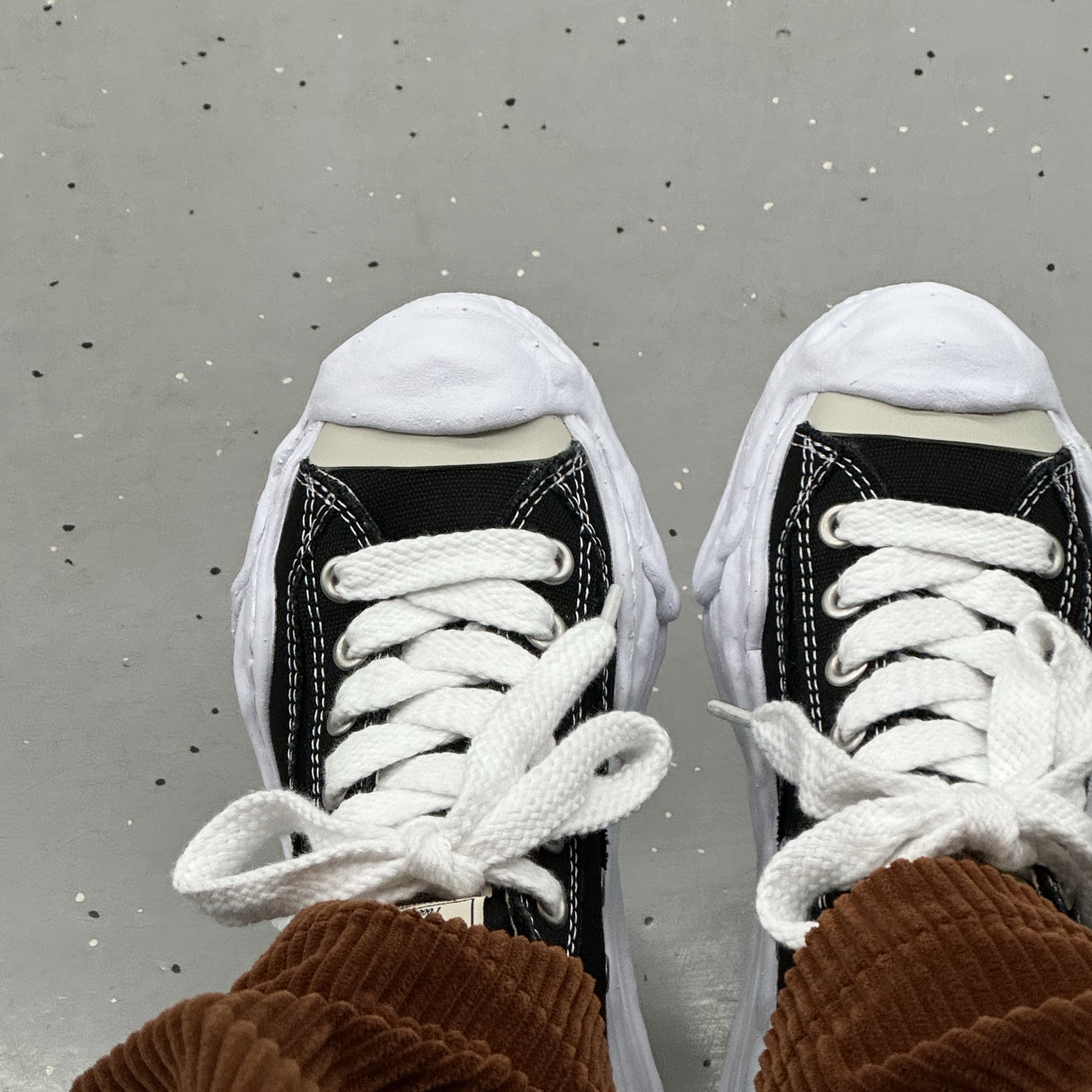 Maison Mihara Yasuhiro Hank OG Sole Canvas Low-top Sneakers Black 착용 스타일