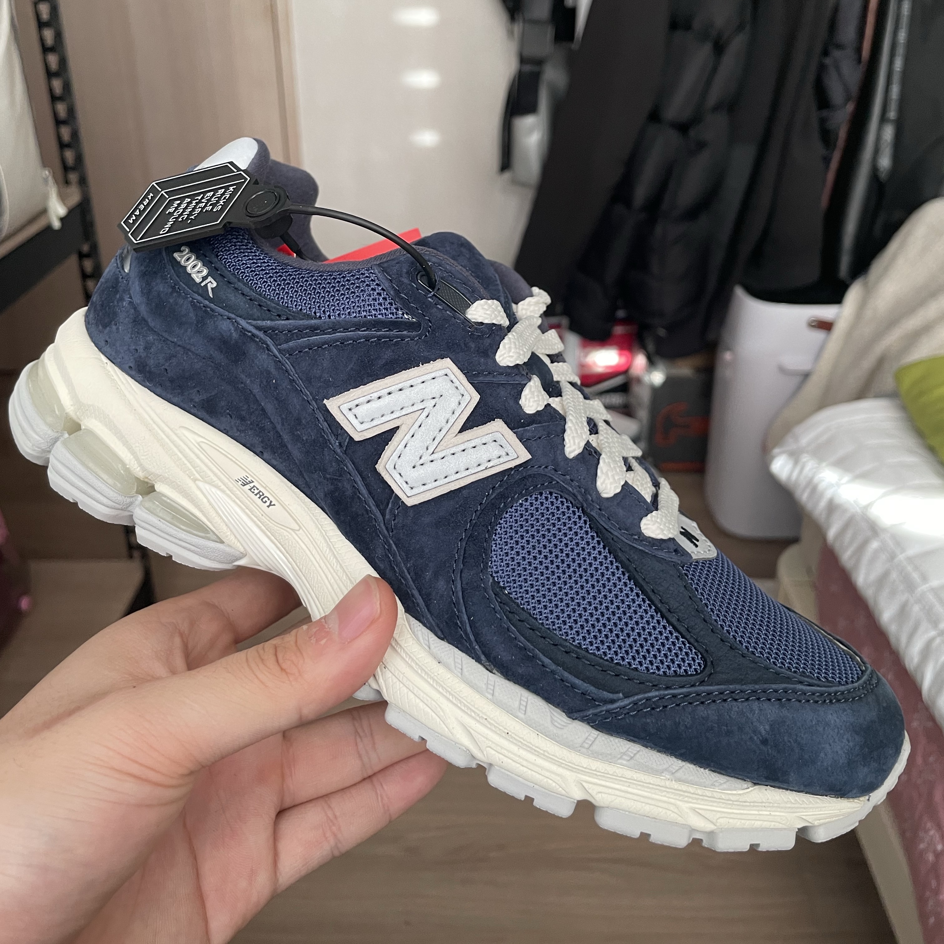 New Balance 2002R Special Vintage Navy 착용 스타일