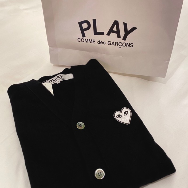 Play Comme des Garcons White Heart Knit Cardigan Black 착용 스타일
