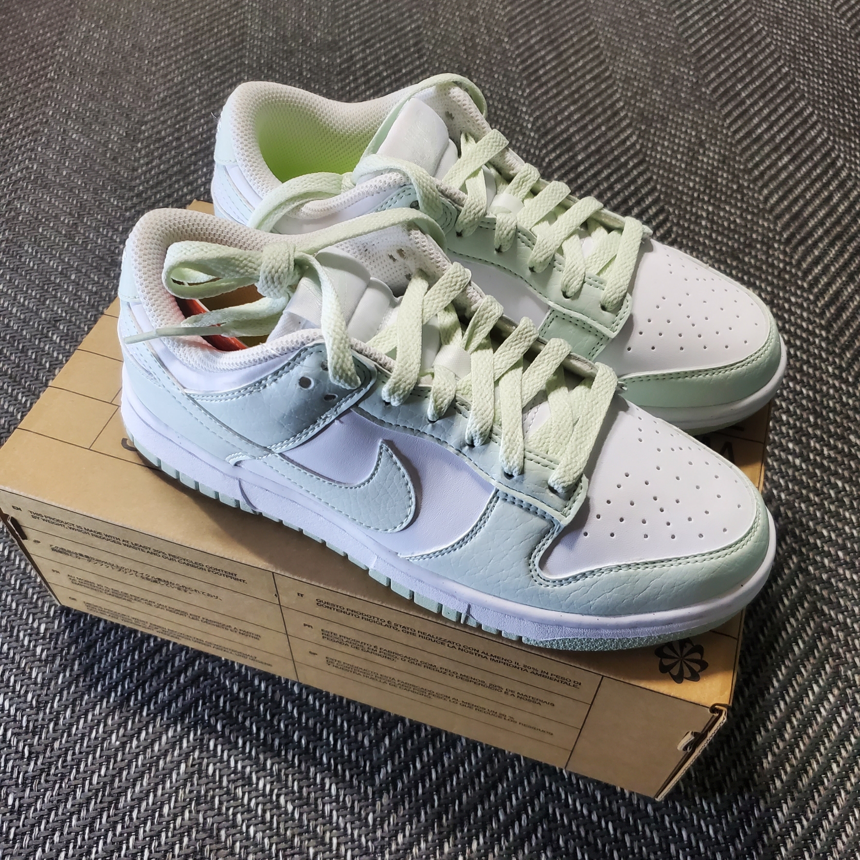 (W) Nike Dunk Low Next Nature Barely Green and White 착용 스타일